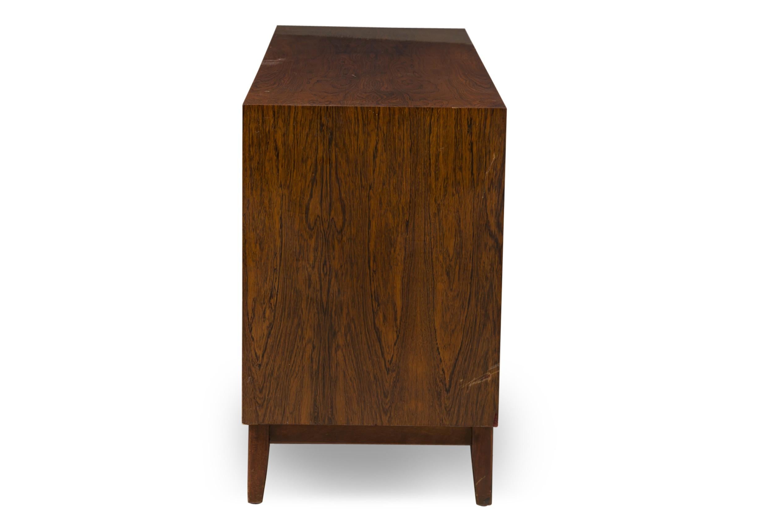 Scandinavo moderno Nanna Ditzel per Søren Willadsen Møbelfabrik Credenza moderna danese in palissandro in vendita