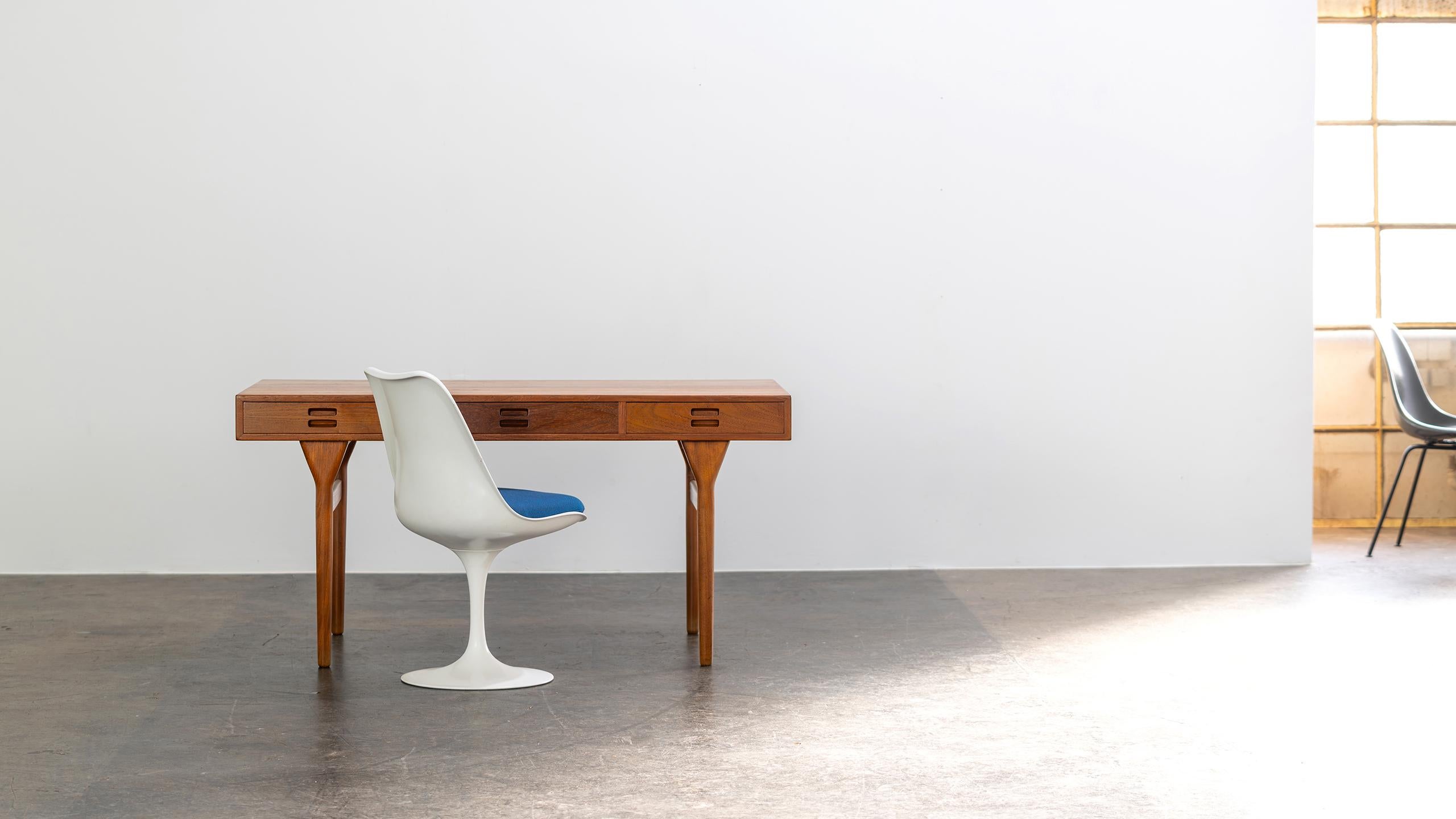 Ce design élégant de Nanna & Jørgen Eleg sert de bureau, de table d'écriture, de table de bibliothèque ou même de table console dans un grand espace. 

La forme dépouillée et minimale est ravissante sous tous les angles. 
Construit de manière