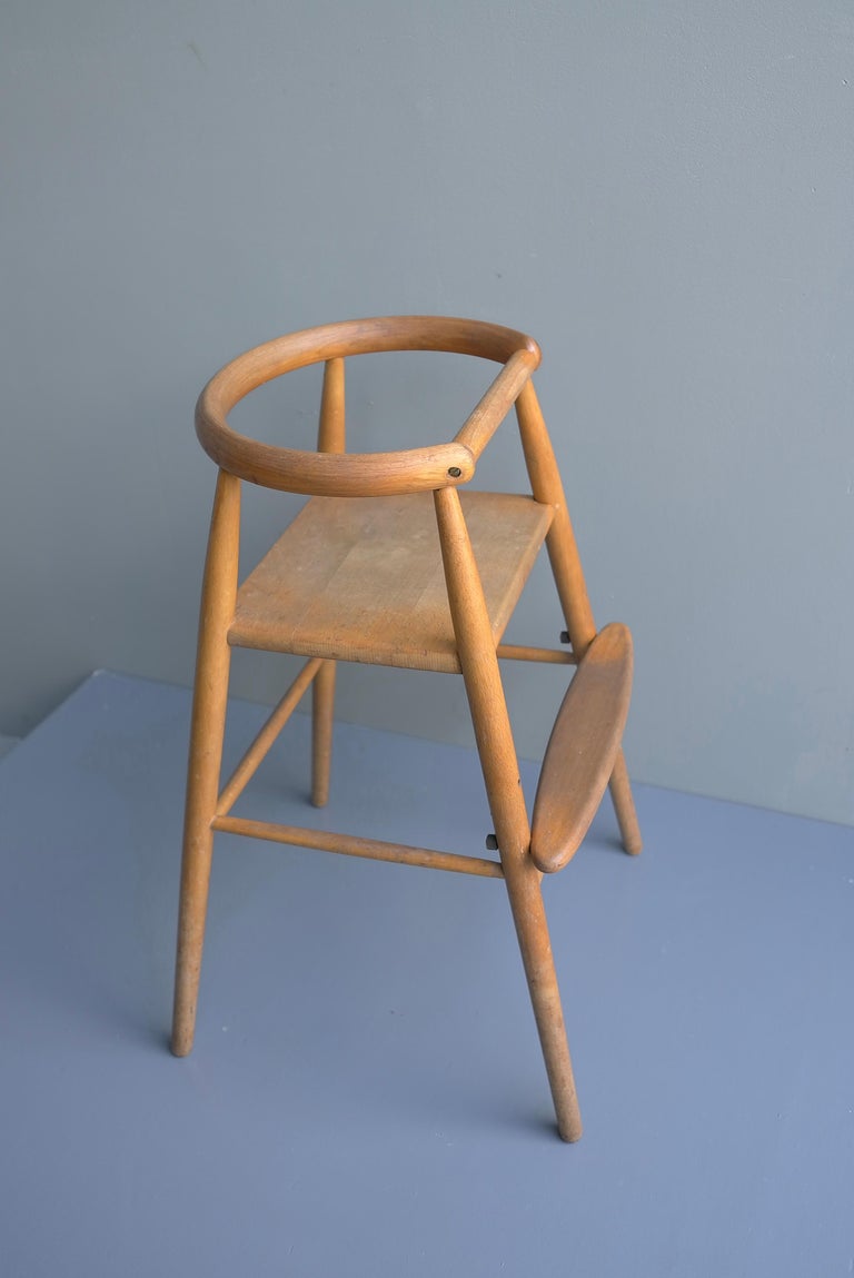 Nanna Ditzel early edition children’s chair, with adjustable footrest, designed by Nanna Ditzel.
The early editions where manufactured by Kold Savvaerk, Denmark. Nanna Ditzel originally designed this high children’s chair for their twins, Lulu and