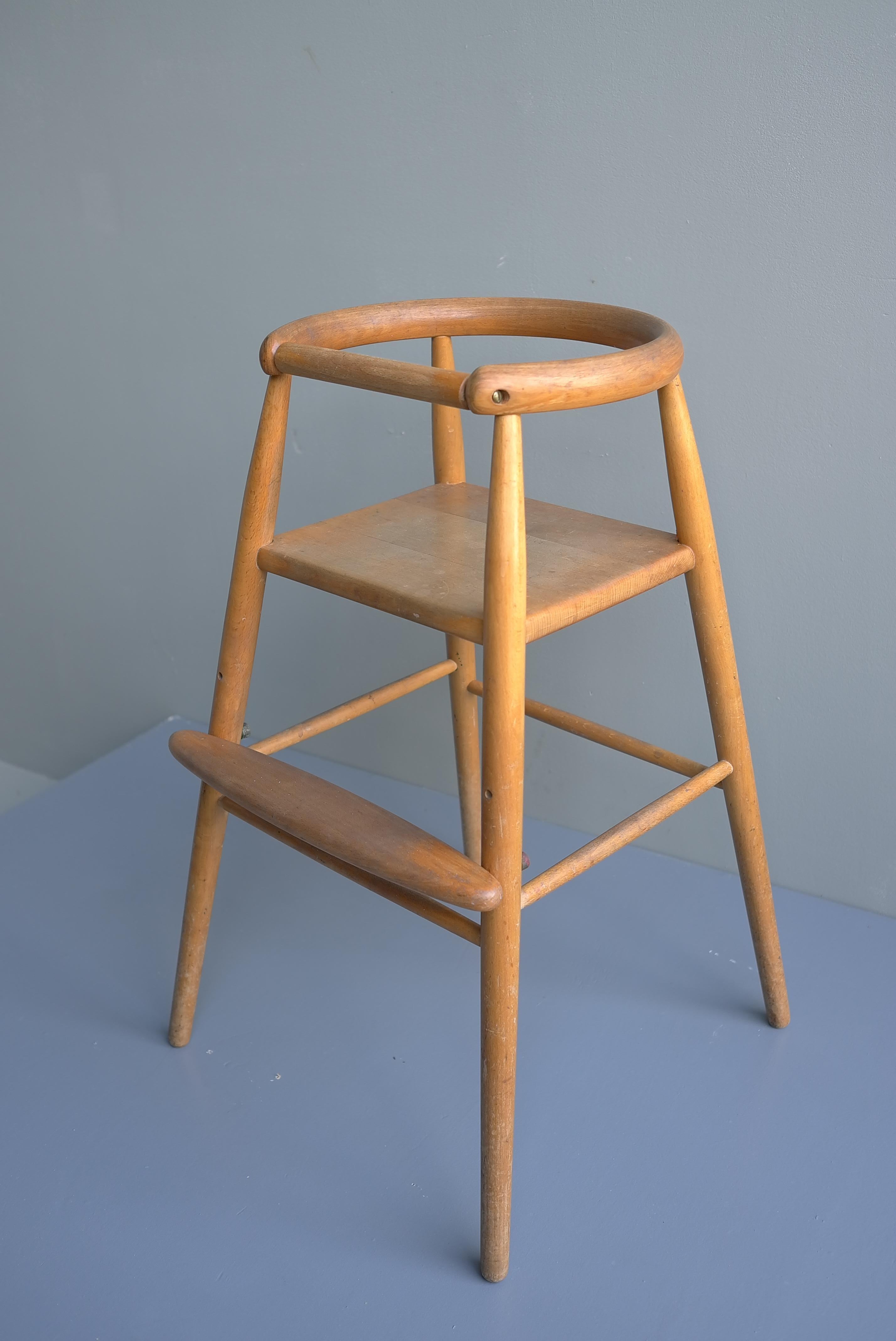 Nanna Ditzel High Children Chair in Wood by Kold Savvaerk, Denmark, 1954 In Good Condition In Den Haag, NL