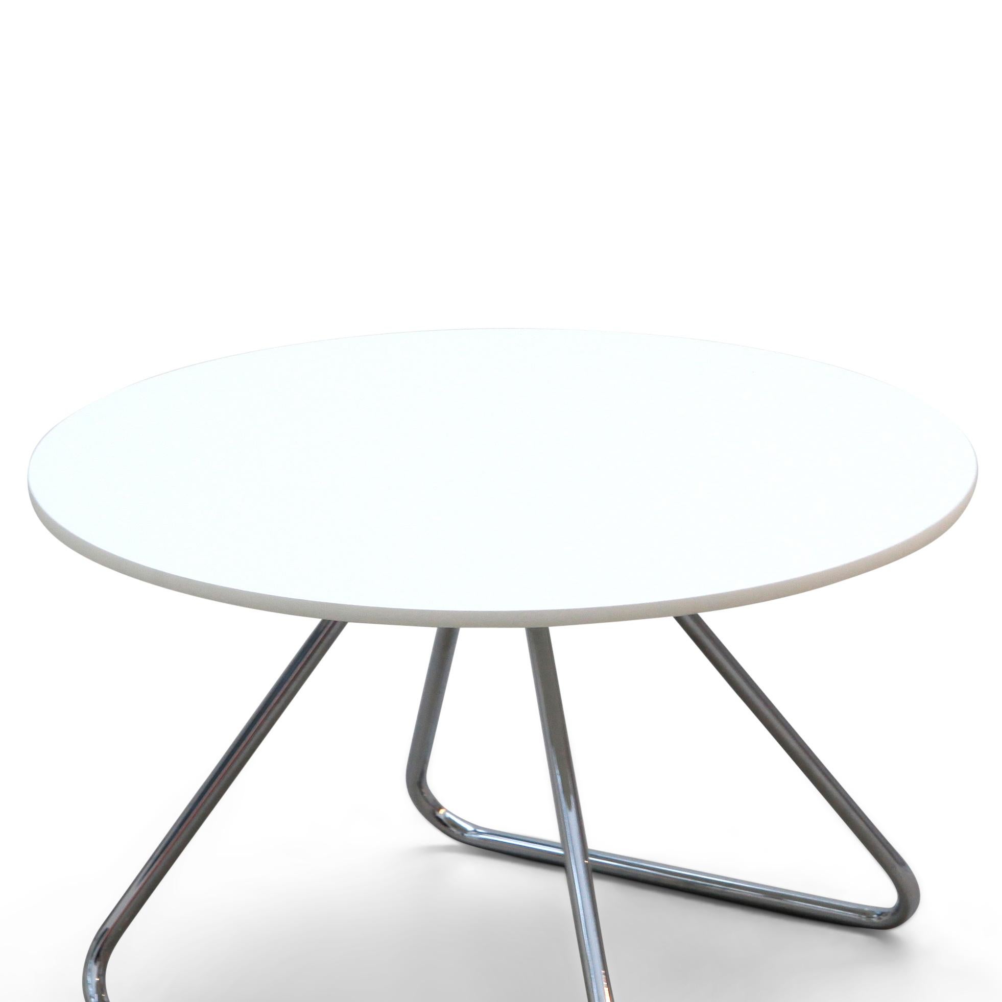 One Collection hat den Sessel Dennie, der 1956 von Nanna und Jørgen Ditzel für Fritz Hansen entworfen wurde, neu aufgelegt. Der Dennie-Stuhl wird durch einen Fußhocker und einen kleinen Tisch ergänzt.

Nanna Ditzel, eine der einflussreichsten