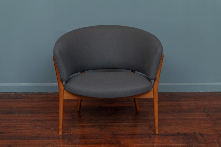 Nanna Ditzel design lounge chair model ND83, Denmark. First production edition manufactured by Søren Willadsen in refinished oak with new teal wool upholstery, ready to be enjoyed.