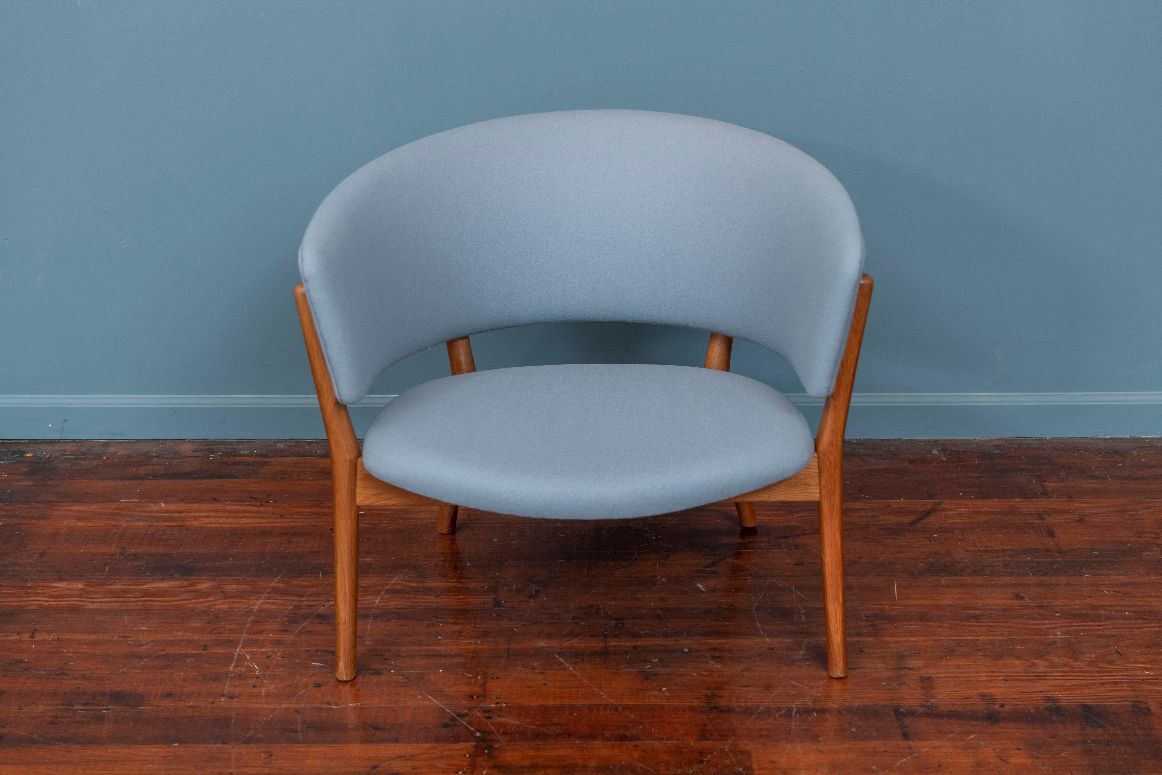 Nanna Ditzel design lounge chair Modell ND83, Dänemark. Die erste von Søren Willadsen gefertigte Produktionsauflage aus Eichenholz mit neuen, violettfarbenen Wollbezügen ist bereit, genossen zu werden.