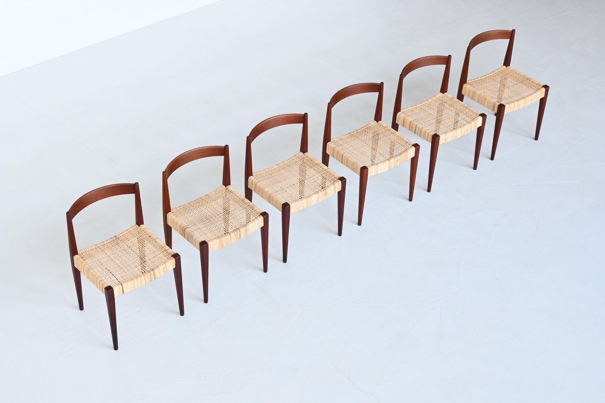 Schöner Satz von sechs Esszimmerstühlen Modell 113, entworfen von Nanna & Jørgen Ditzel für Poul Kolds Savvaerk, Dänemark 1955. Dieser Esszimmerstuhl hat ein Gestell aus massivem Teakholz mit einem Sitz aus geflochtenem Schilfrohr. Sie sind sehr