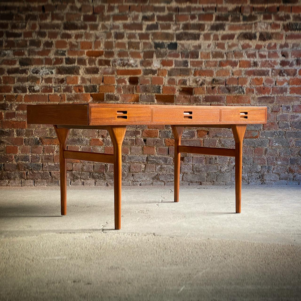 Nanna Ditzel Modell ND 93 Teakholz Schreibtisch für Søren Willadsen Dänemark um 1955

Magnificent Mitte des Jahrhunderts dänischen Design in seiner besten, Nanna & Jørgen Ditzel Modell ND 93 (3) Teak Schreibtisch für Søren Willadsen Møbelfabrik