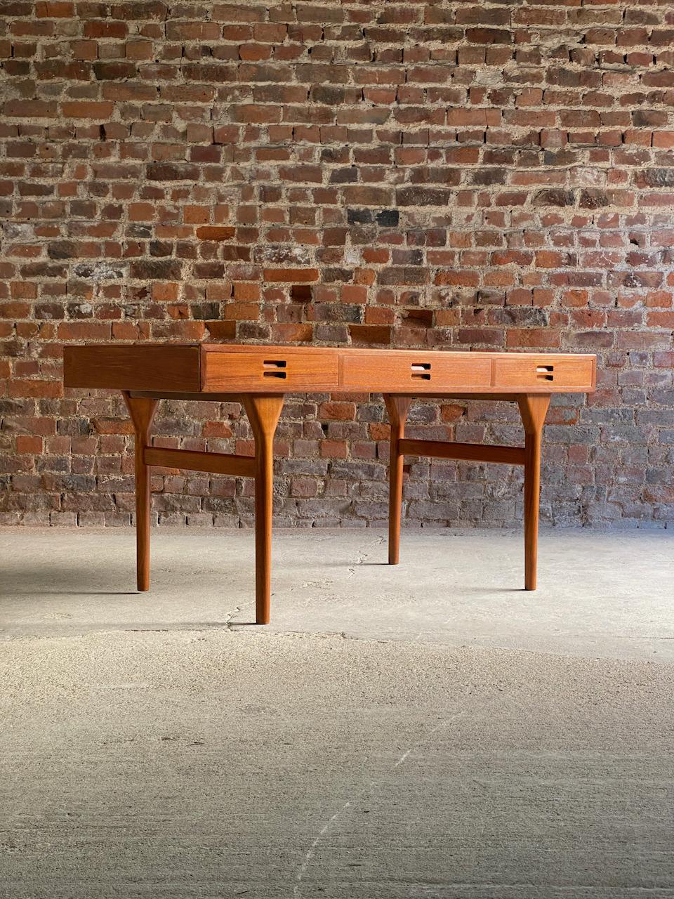 Nanna Ditzel Modell ND 93 Teakholz-Schreibtisch für Søren Willadsen, Dänemark, um 1955 1