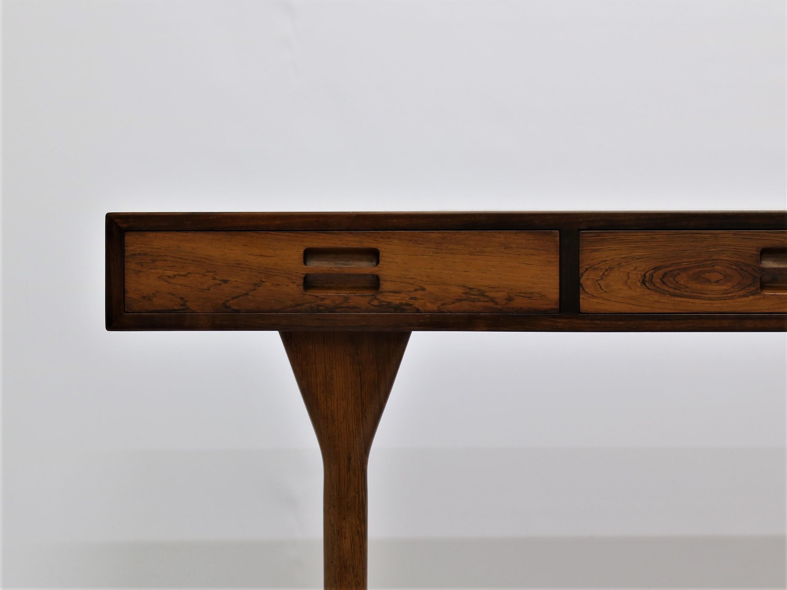 Freestanding Nanna Ditzel desk in rosewood with four integrated drawers. Designed in 1955 and executed at cabinetmaker Søren Willadsen, Denmark. An iconic piece of furniture from the golden age of Danish design.