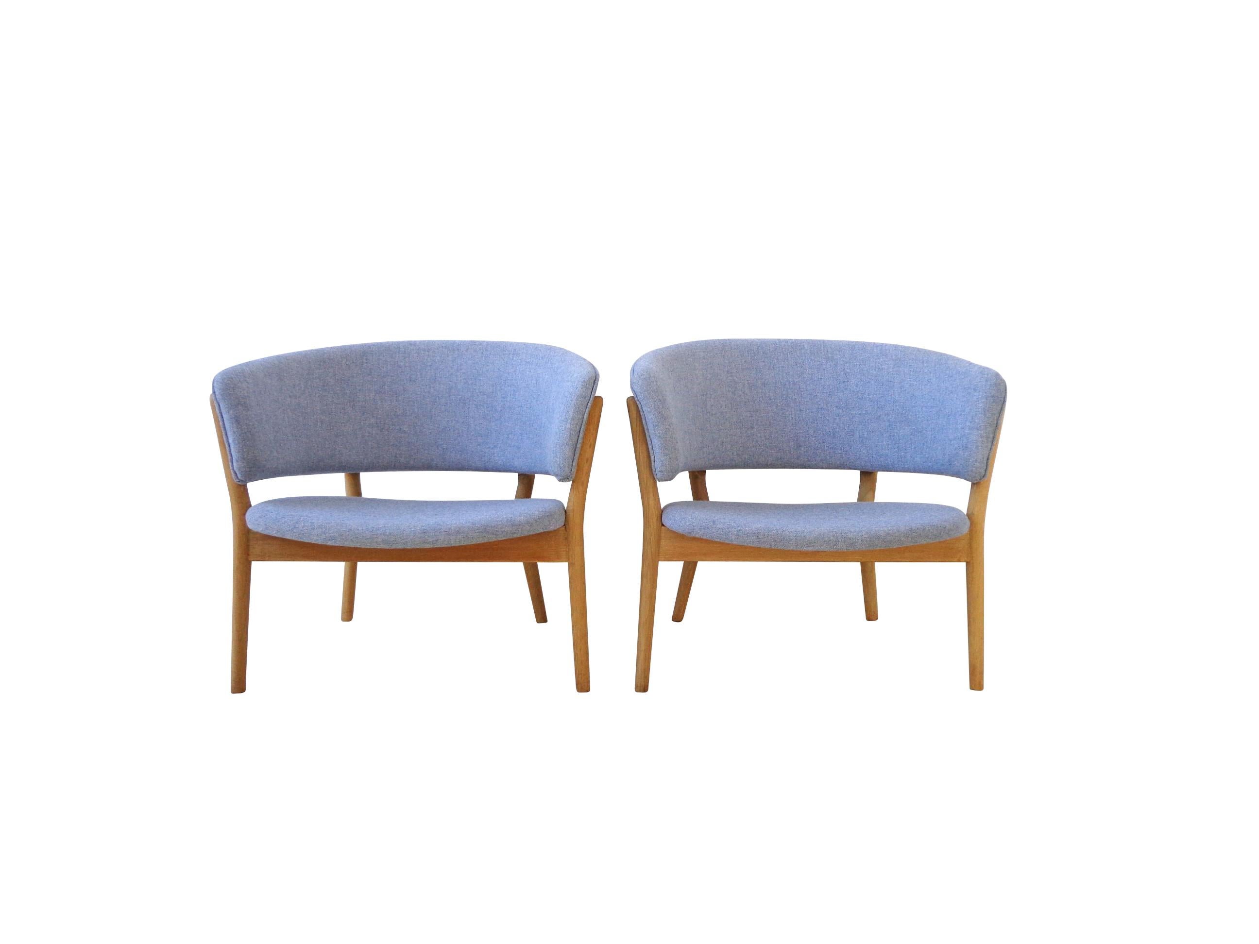 Ein ikonisches Paar bequemer Loungesessel, entworfen von der dänischen Designerin Nanna Ditzel in Collaboration mit Søren Willadsen. Dieses spektakuläre Paar des Modells ND-83 besteht aus einem Gestell aus massivem Eichenholz und einem Wollstoff mit