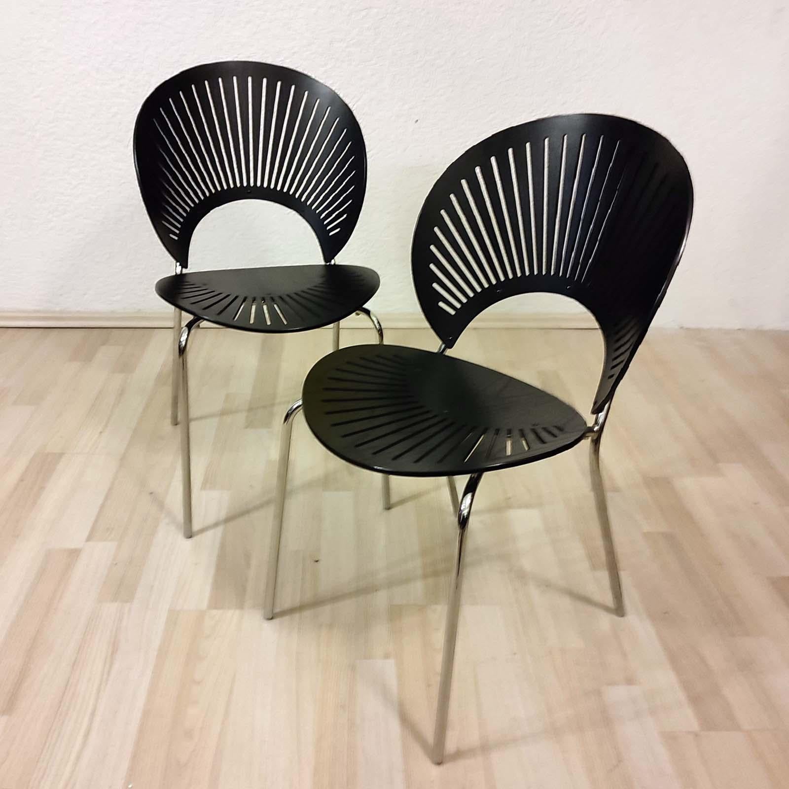 Une paire de chaises Trinidad, conçue par Nanna Ditzel pour Fredericia Furniture, Danemark, en 1993.
Chaise en forme de coquille, empilable, assise et dossier avec découpes, en bois plié avec des rainures allongées qui sont fraisées dans le bois à