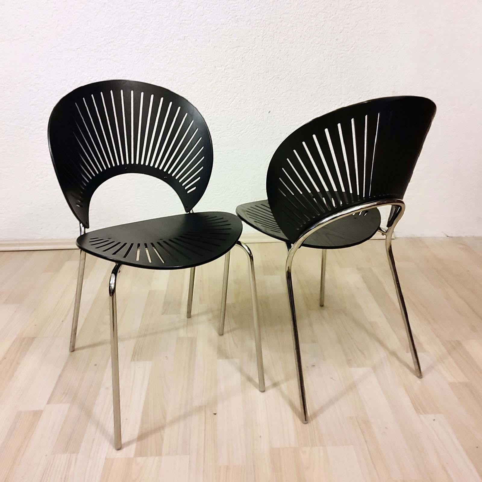 Ein Paar Trinidad-Stühle, entworfen von Nanna Ditzel für Fredericia Furniture, Dänemark, 1993.
Schalenförmiger Stuhl, stapelbar, Sitz und Rückenlehne mit Ausschnitten, aus gebogenem Holz mit länglichen Rillen, die mit CNC-Technik in das Holz gefräst