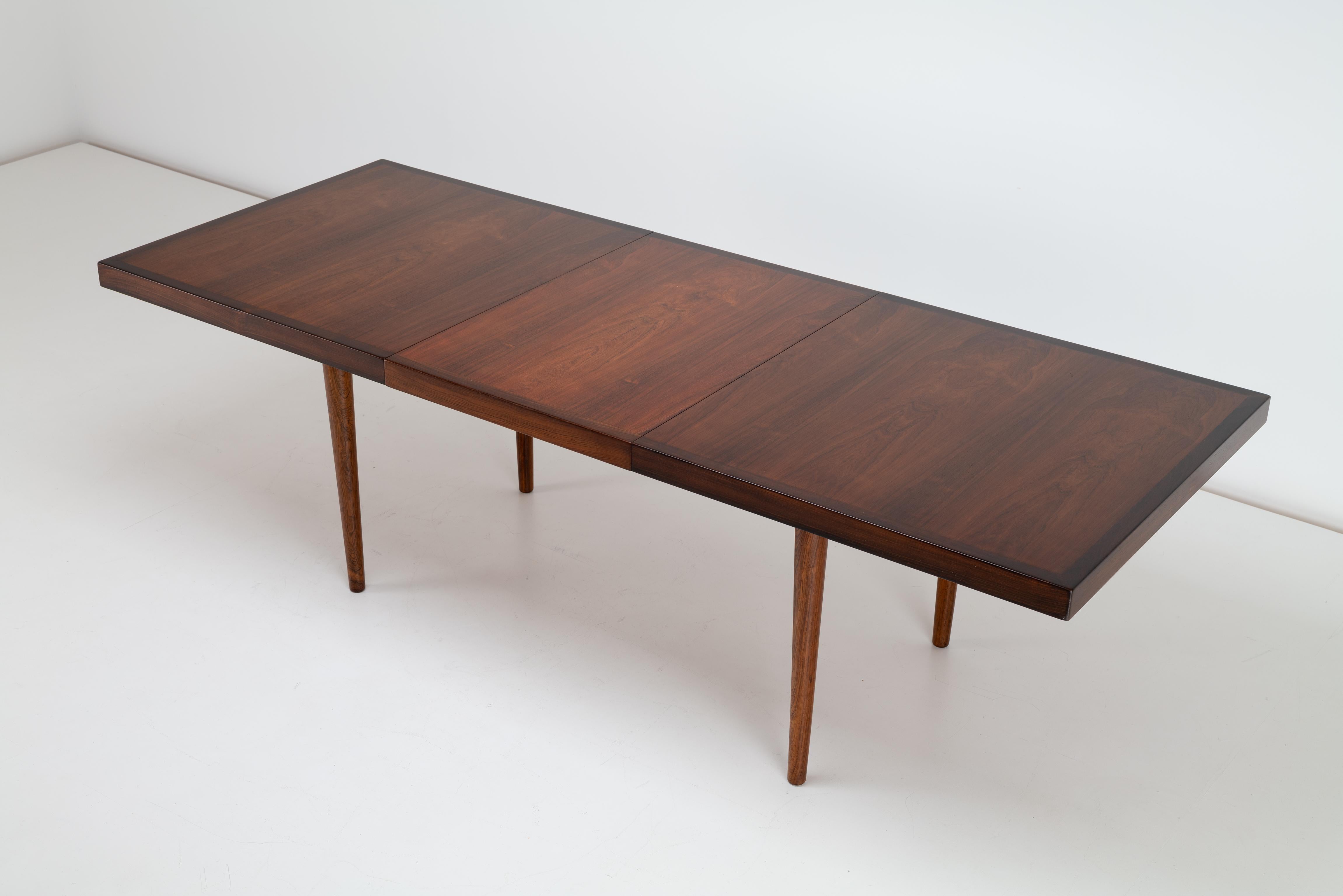 Tenemos a la venta una mesa muy elegante de Nanna Ditzel para Soren Willsaden. Nanna Ditzel es conocida por sus diseños sencillos pero elegantes y extremadamente bien hechos. Esta pieza cumple todos esos requisitos. Esta pieza, aunque muy discreta,