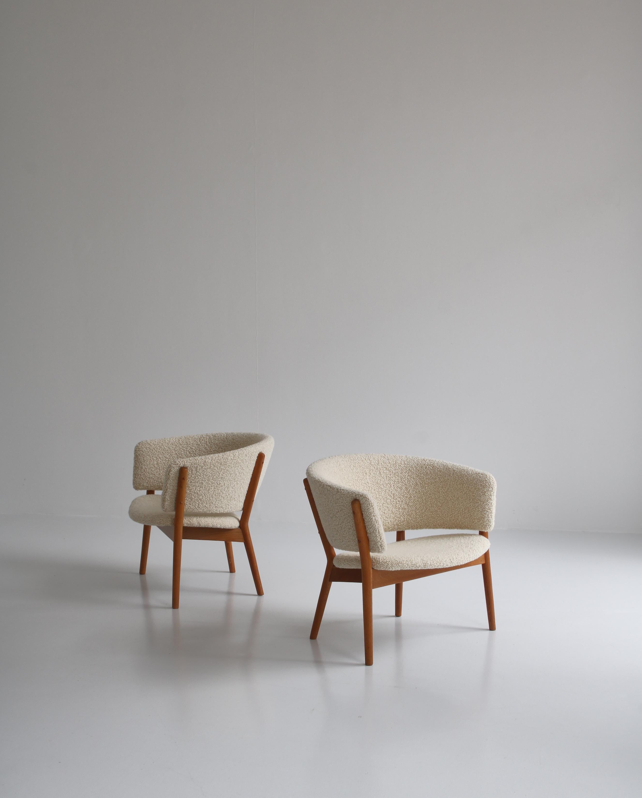 Wonderful set of lounge by Danish designer Nanna Ditzel from the early production at cabinetmaker Søren Willadsen, Denmark in the 1950s. The structure of the chairs is made entirely of solid oak. Each sculpted leg is made of a single piece of timber