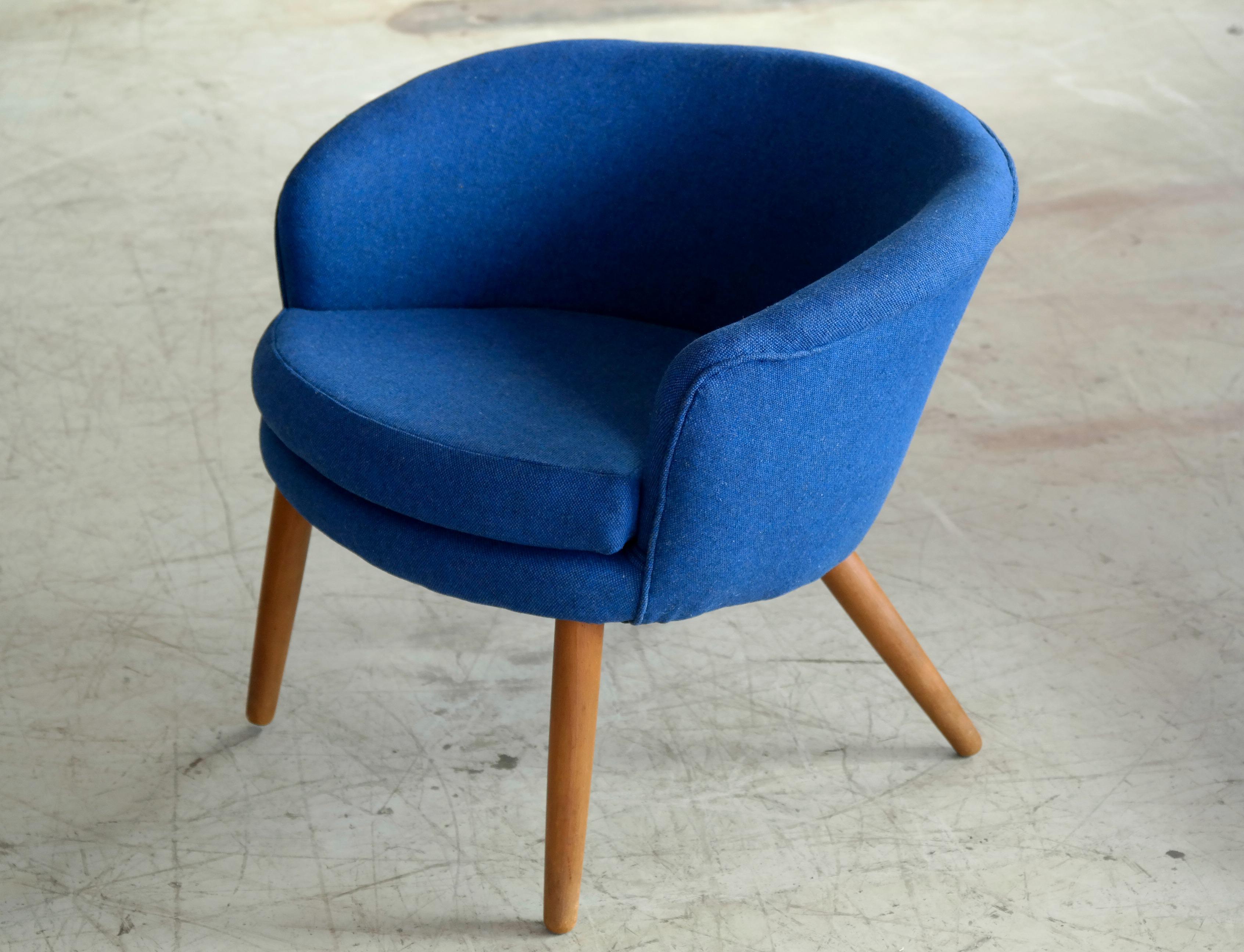 Mid-20th Century Nanna Ditzel Style Danish 1950s Lounge Chair Newly Reupholstered in Wool