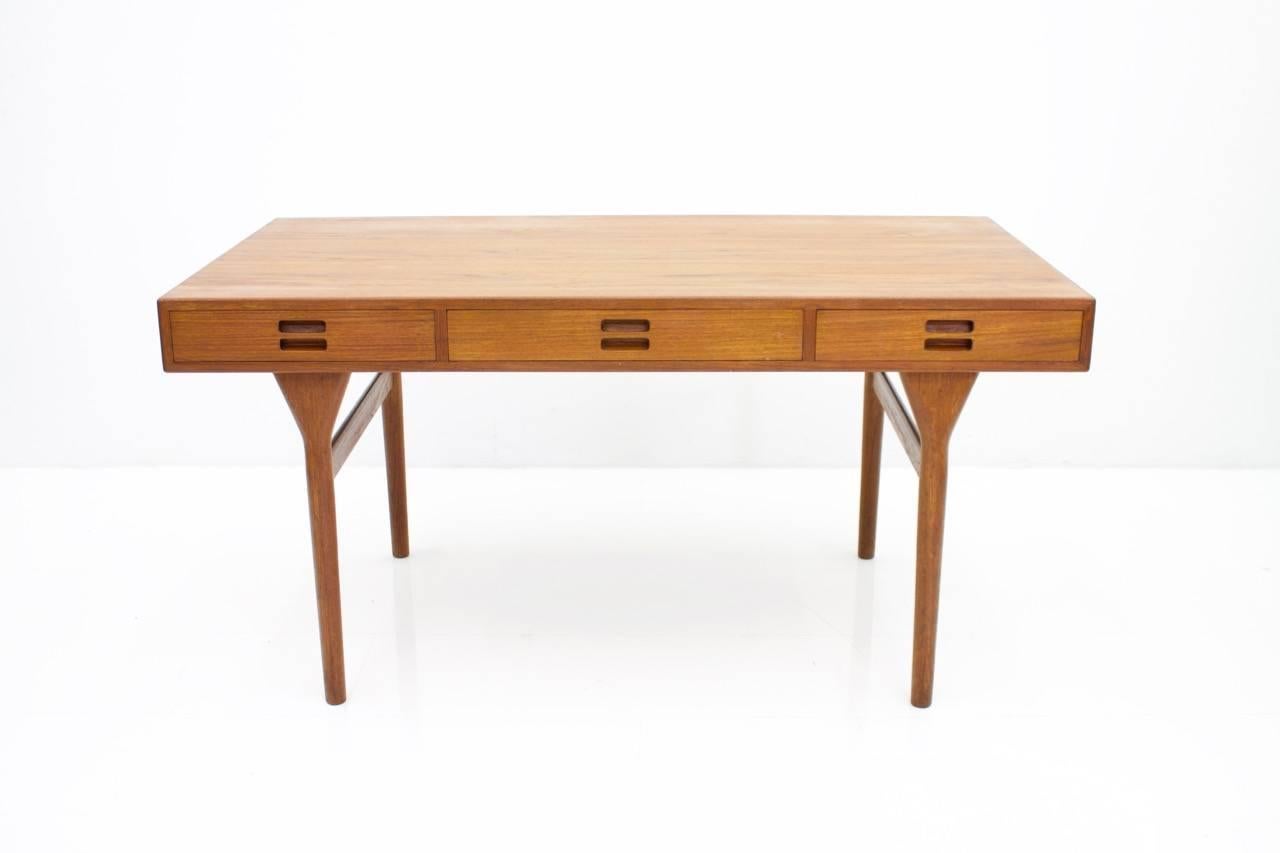 Nanna Ditzel free standing teak desk with three drawers. Designed in 1958 and made by Søren Willadsen.
Good condition with small signs of usage.