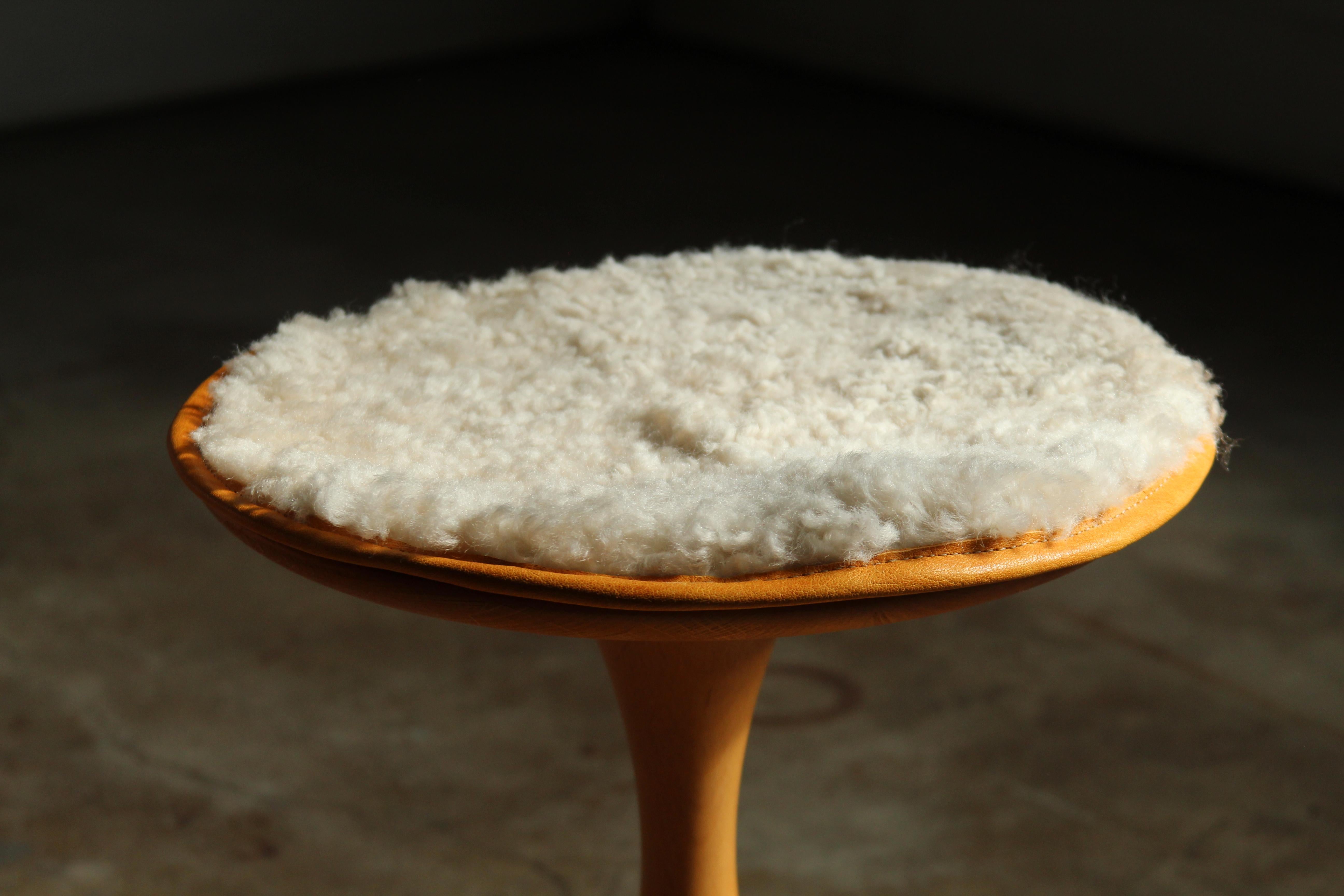 Moderne Tabourets Trisse de Nanna Ditzel avec coussins en peau de mouton pour Poul Kold Mobler, années 1960 en vente