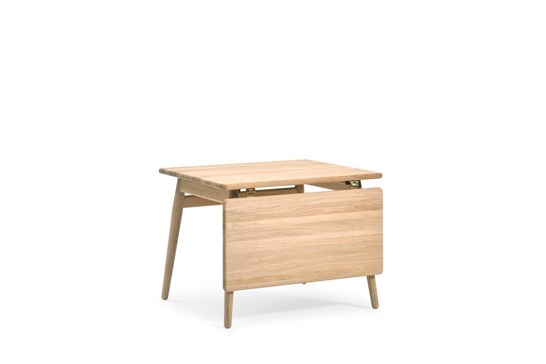 Conçue par Nanna et Jorgen Ditzel pour GETAMA en 1955, la table basse 55 présente un savoir-faire inégalé. La table peut être achetée avec une feuille amovible qui glisse sur le cadre pour étendre la surface. Cette table est fabriquée à la main dans