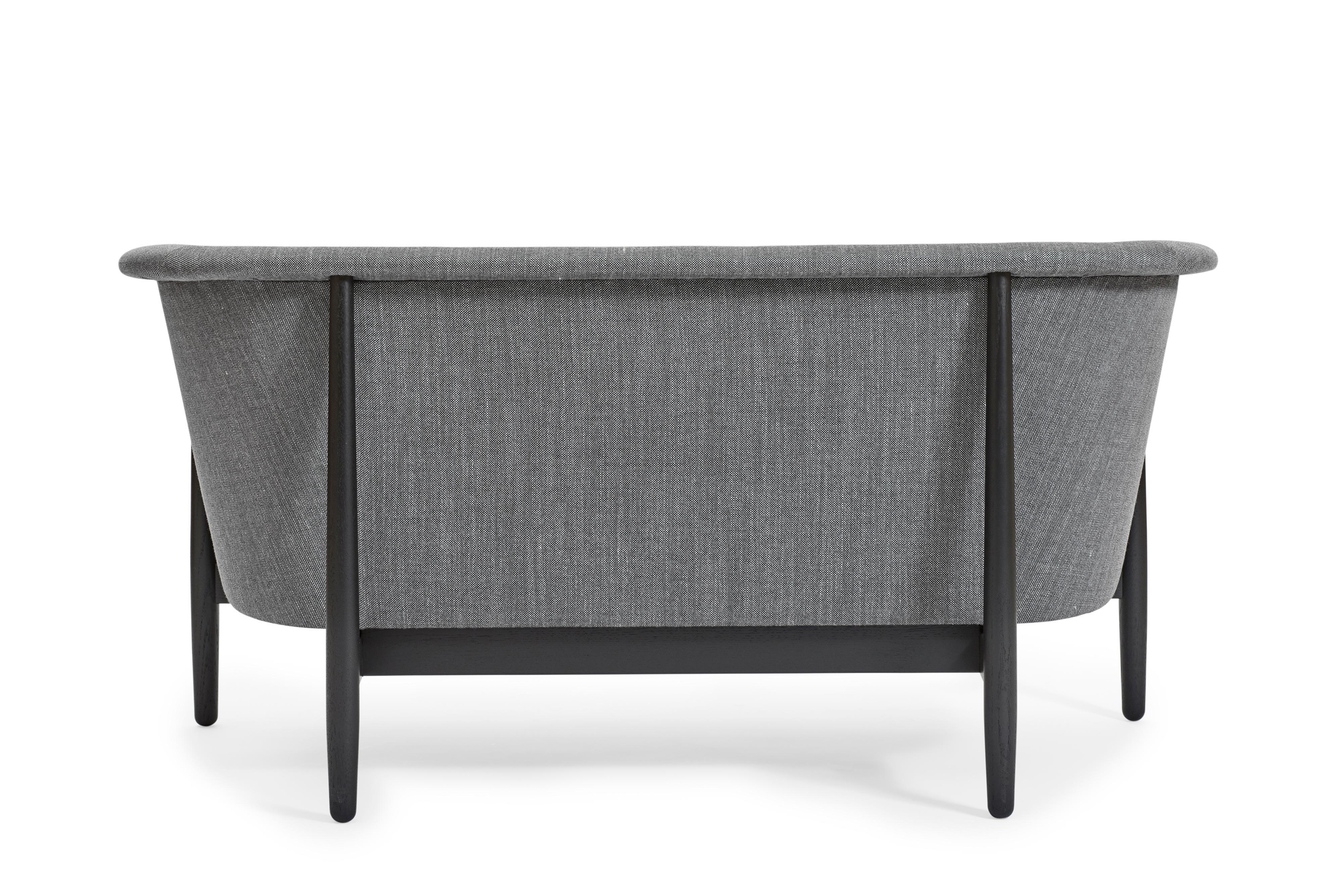 Das von Nanna + Jørgen Ditzel in den 1950er Jahren entworfene Modell ist als Vita-Sofa bekannt. Die Silhouette lehnt sich an traditionelle Formen an, ist aber in einem offenen, organischen Design gestaltet. Kontrastierende Stoffe und Knopftufting