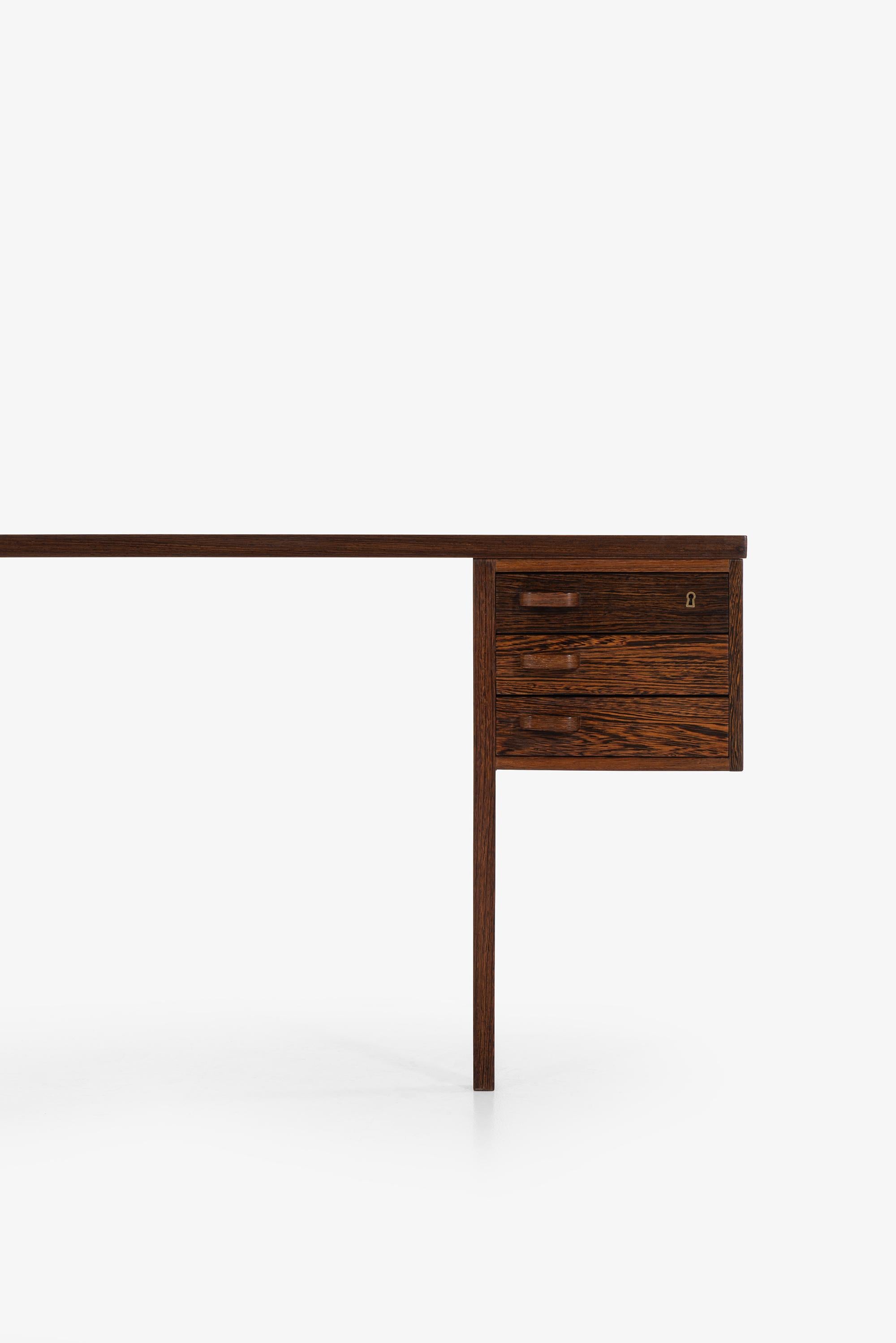 Very rare freestanding desk model 135 designed by Nanna & Jørgen Ditzel. Produced by Poul Kolds Savværk in Denmark.