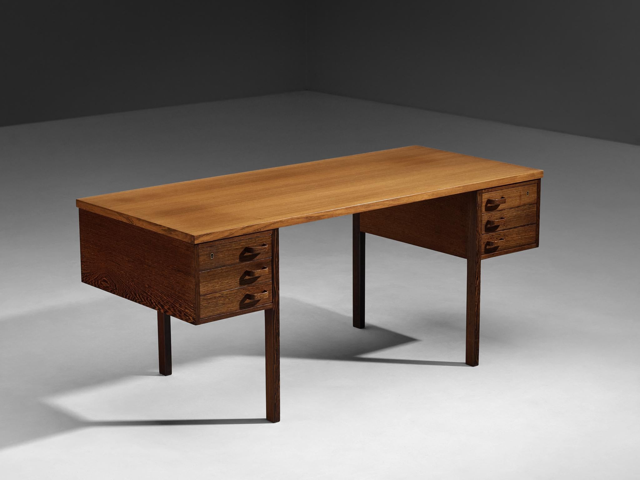 Nanna & Jørgen Ditzel für Poul Kold Savvaerk, Schreibtisch Modell '135', Wenge, Dänemark, Entwurf 1958

Freistehender Schreibtisch, entworfen von Nanna & Jørgen Ditzel im Jahr 1958. Die symmetrische Anordnung von zwei Schubladenfächern unter der