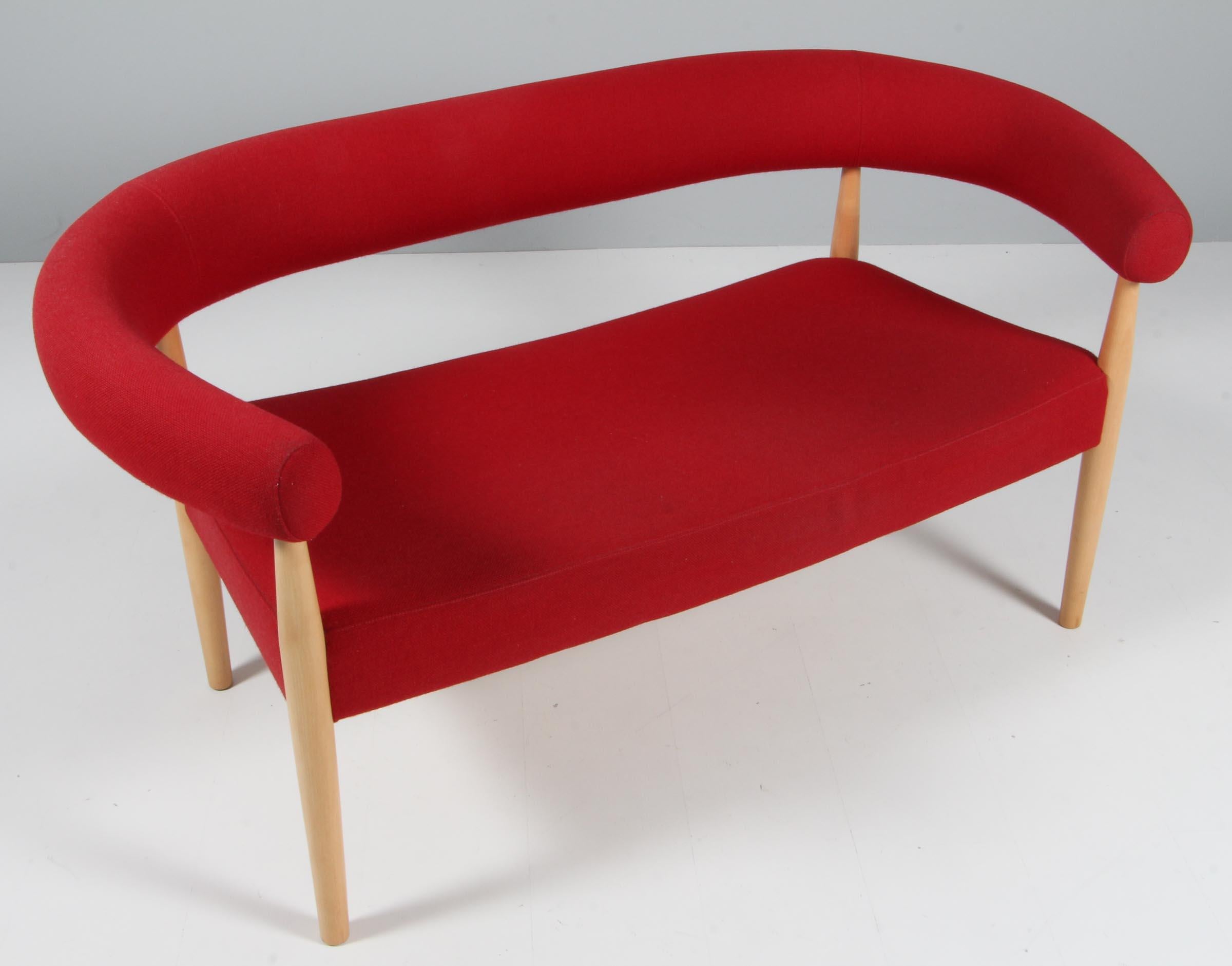 Nanna & Jørgen Ditzel Zweisitzer-Sofa mit rotem Tonus-Wollbezug. Rahmen aus Ahornholz. 

Modell 2612, hergestellt von Fredericia Furniture. Sehr seltenes Modell, das normalerweise nur im Sessel zu sehen ist.