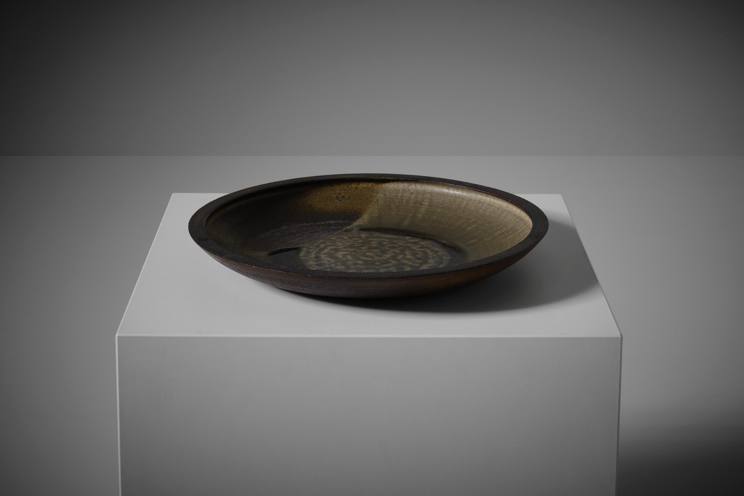 Ceramic centerpiece by Nanni Valentini (1932 -1985) for Ceramica Arcore. Beautiful expressionistic, typical Valentini, decoration on the inner side of the bowl showing different glazes and textured surfaces. The shape of the bowl evokes a sense of