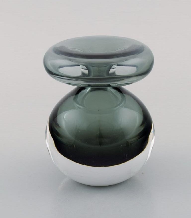 Nanny Still (1926-2009) for Riihimäen Lasi. Rare vase in gray and clear mouth-blown art glass. 
Finnish design, 1960s.
Measures: 11 x 9.2 cm.
In excellent condition.
Signed.
