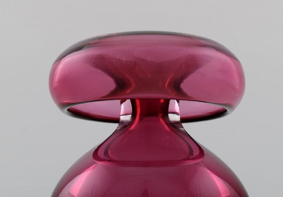 Nanny Still (1926-2009) for Riihimäen Lasi. Rare vase in pink and clear mouth-blown art glass. 
Finnish design, 1960s.
Measures: 11.5 x 9.3 cm.
In excellent condition.
Signed.