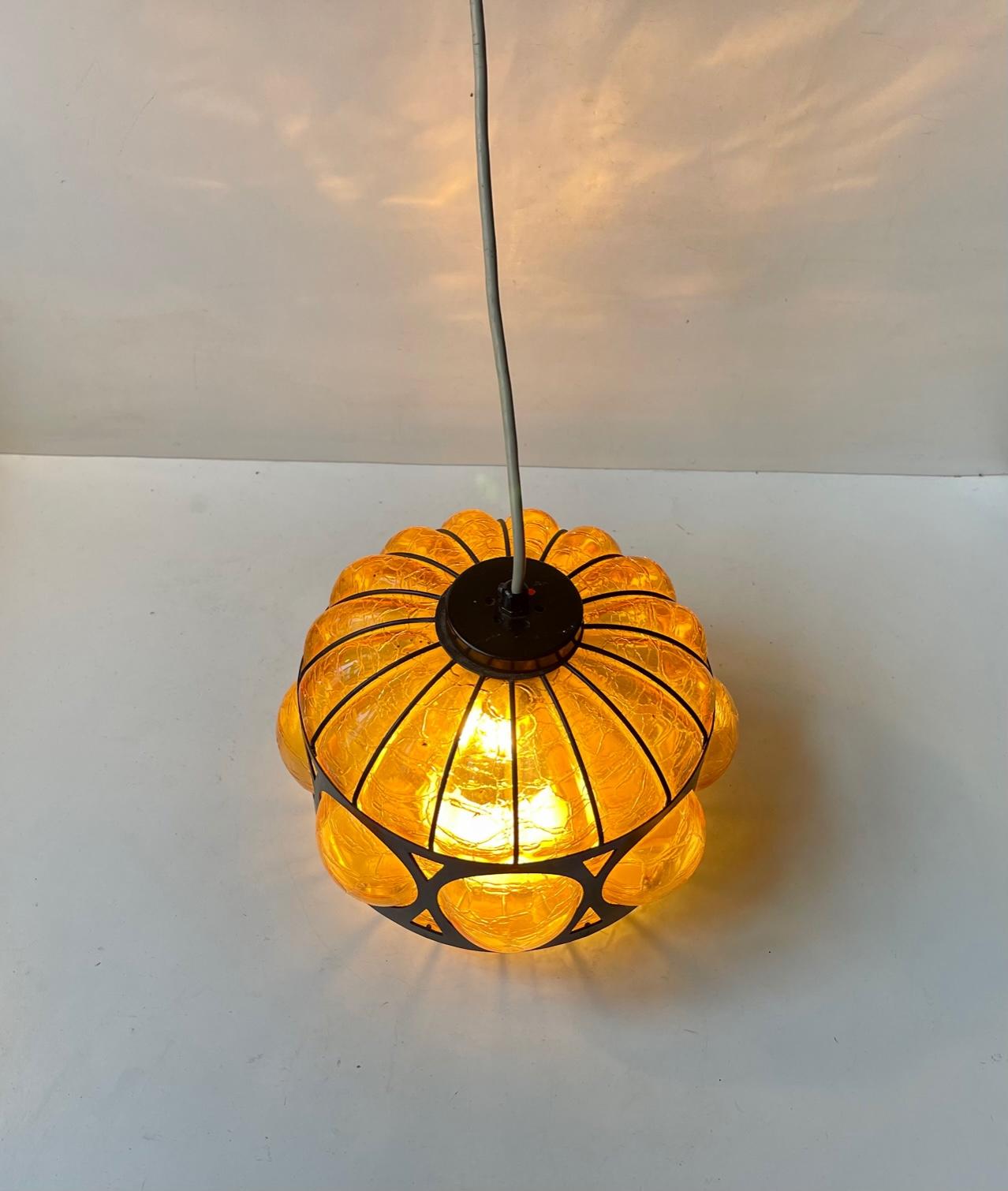 Néerlandais Lampe suspendue Nanny Still Caged Amber Glass, RAAK, années 1960 en vente