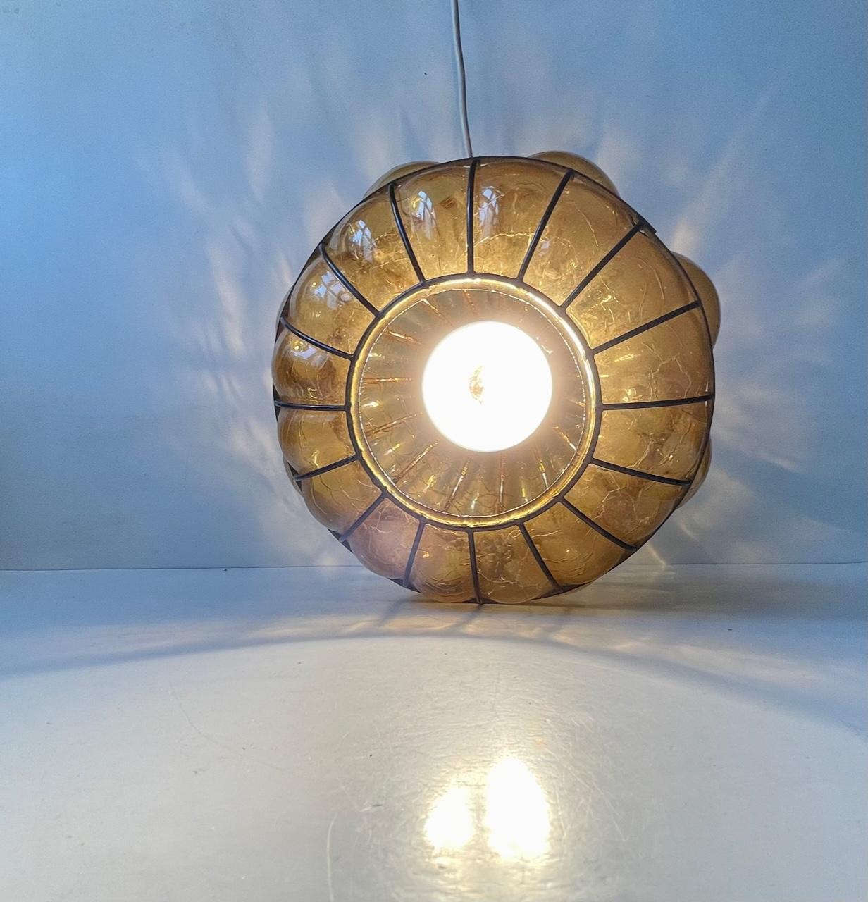 Milieu du XXe siècle Lampe suspendue Nanny Still Caged Amber Glass, RAAK, années 1960 en vente