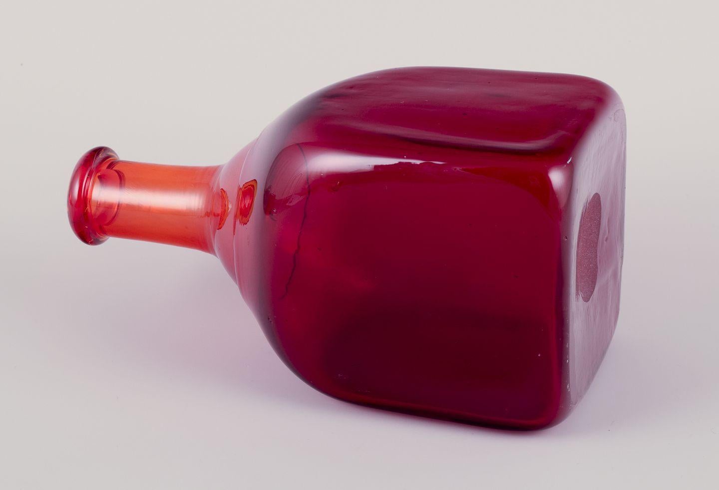 Nanny Still for Riihimäen Lasi. Decorative bottle in art glass. In Excellent Condition For Sale In København, Copenhagen