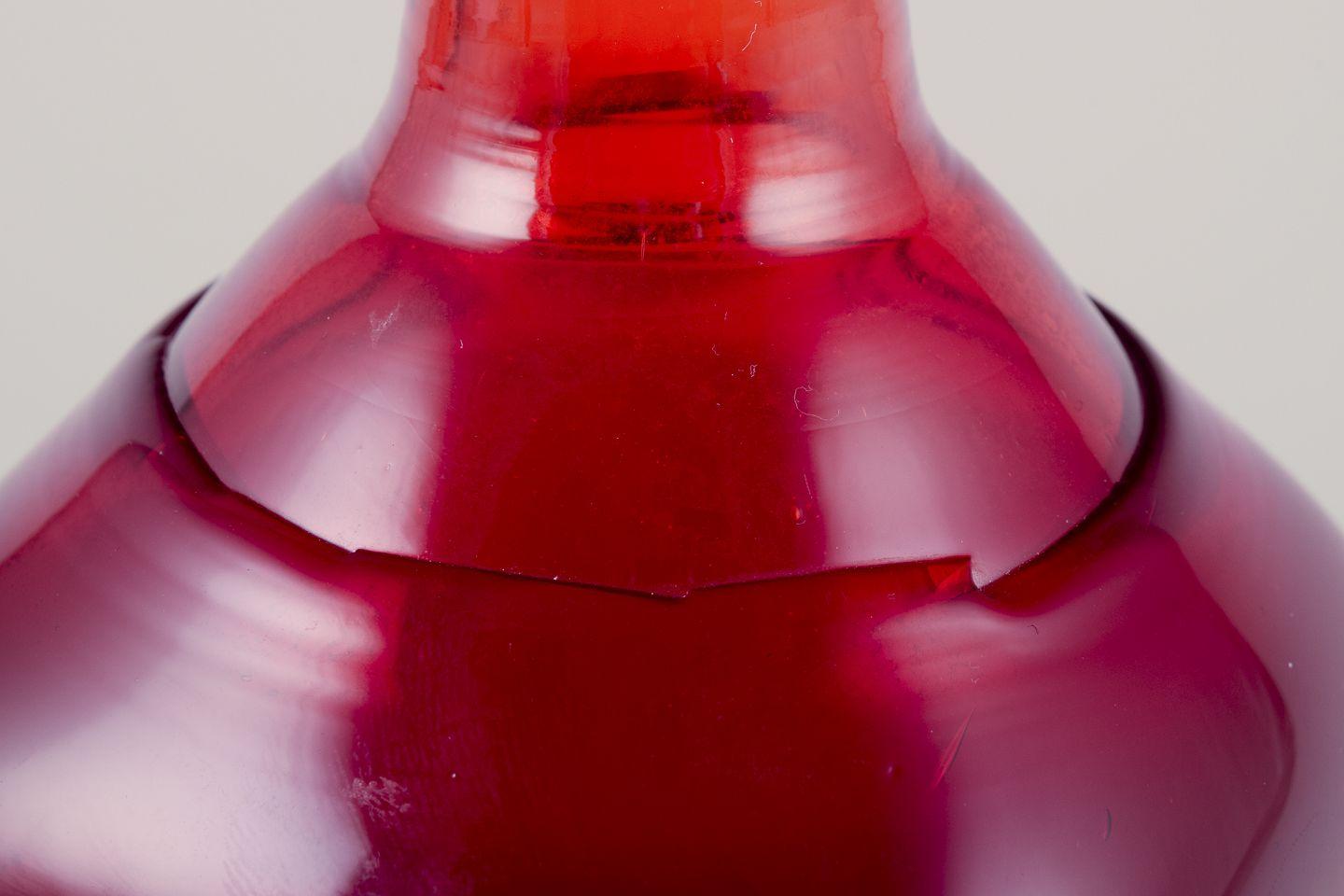 Nanny Still for Riihimäen Lasi. Decorative bottle in art glass. For Sale 1