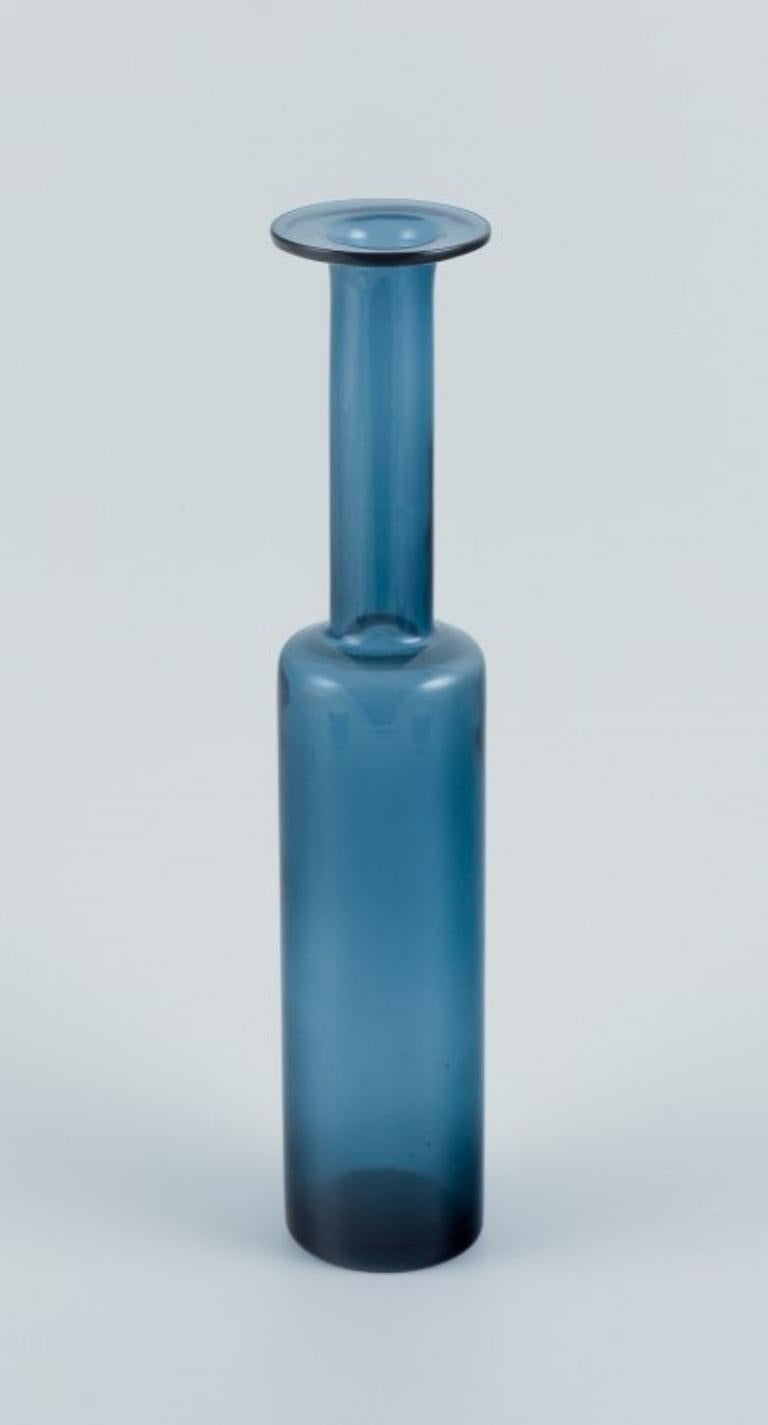 Kindermädchen Still für Riihimäen Lasi. Dekorative Flasche/Vase.
Finnisches Kunstglas, 
Schönes Petroleumblau.
1960/70s.
Unterschrieben.
In perfektem Zustand.
Abmessungen: H 31,0 x T 7,0 cm.