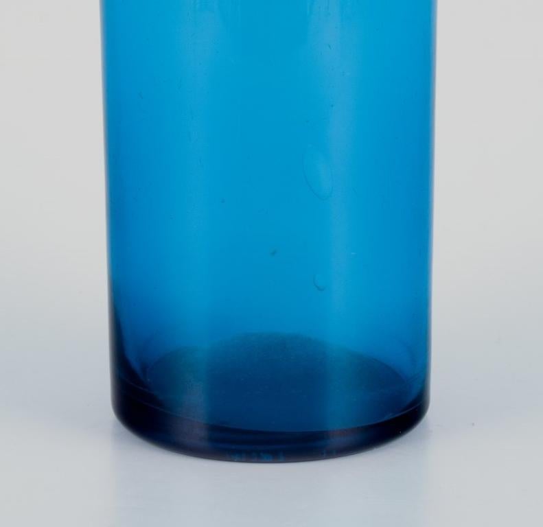 Nanny Still for Riihimäen Lasi, Finland. Vase/bottle in petroleum blue art glass In Excellent Condition For Sale In Copenhagen, DK
