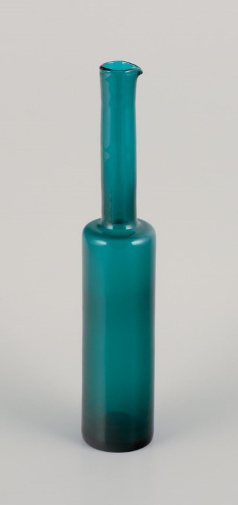 Nanny Still (1926-2009) pour Riihimäen Lasi, Finlande. 
Vase/boîte en verre d'art soufflé à la bouche turquoise. 
1960s. 
Parfait état. 
Signé. 
Dimensions : H 33,5 cm x P 6,0 cm : H 33,5 cm x P 6,0 cm.