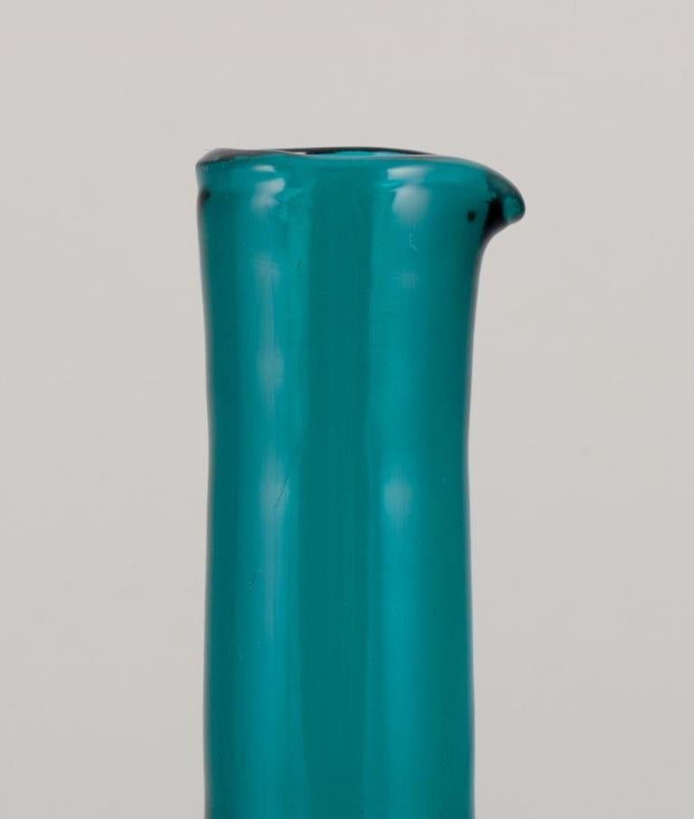 Scandinave moderne Nanny Still pour Riihimäen Lasi, Finlande.  Vase/boîte en verre d'art turquoise en vente