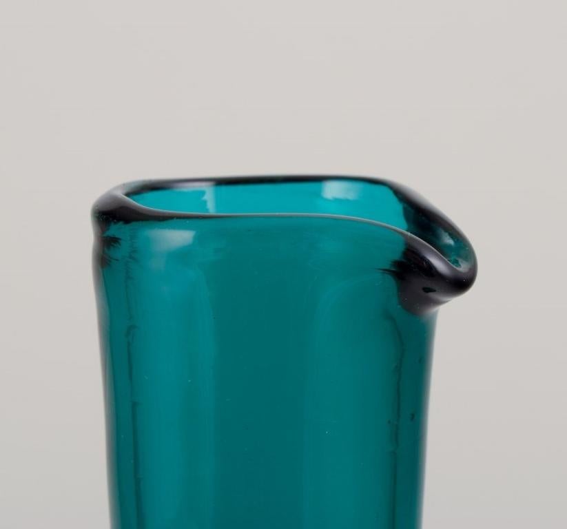 Finlandais Nanny Still pour Riihimäen Lasi, Finlande.  Vase/boîte en verre d'art turquoise en vente