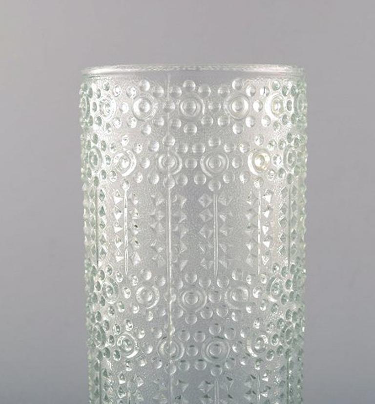 Nanny Still per Riihimäen Lasi, vaso artistico in vetro di Grapponia finlandese.
In perfette condizioni.
Vetro trasparente.
Anni '60-'70,
Misure: 22 x 9,5 cm.