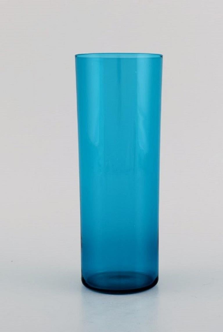 Nounou encore pour Riihimäen Lasi. Cinq verres à boire en verre d'art soufflé à la bouche de couleur bleue. 
Design finlandais, années 1960/70.
Mesures : 17.5 x 6,5 cm.
En parfait état.
Non signée.