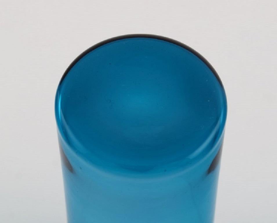 Milieu du XXe siècle Alambic pour Riihimäen Lasi, cinq verres à boire en verre artistique bleu en vente