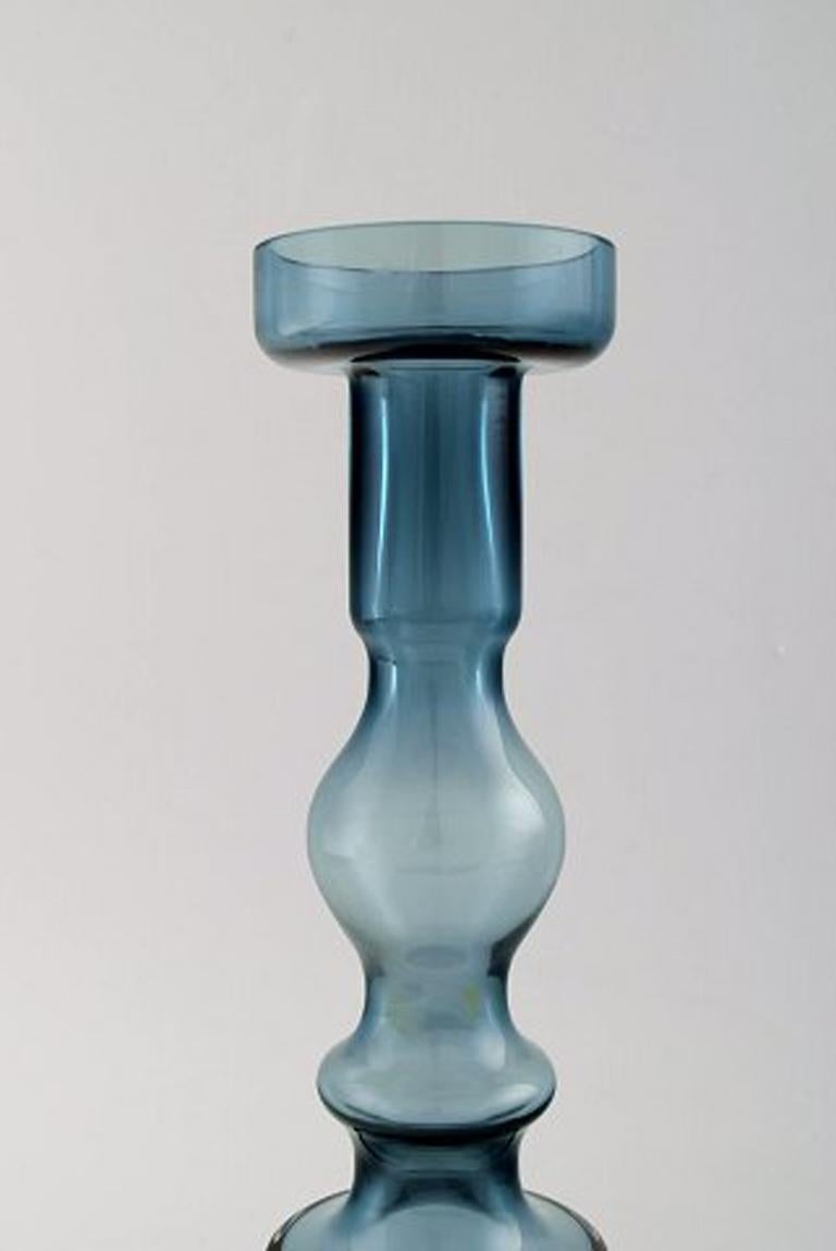 Nanny Still für die Riihimaen Lasi Pompadour-Vase.
Maße: 27,5 cm x 8 cm
In perfektem Zustand.