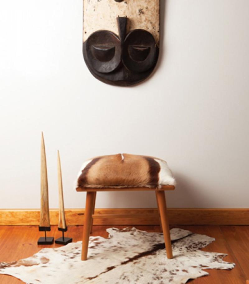 Le tabouret Nano s'inspire du design scandinave et devient incroyablement confortable grâce à l'ajout d'un rembourrage doux. Le plateau est garni de cuir de chèvre naturel et les pieds sont en bois de hêtre massif. Fabriqué sur commande. 

Pour les