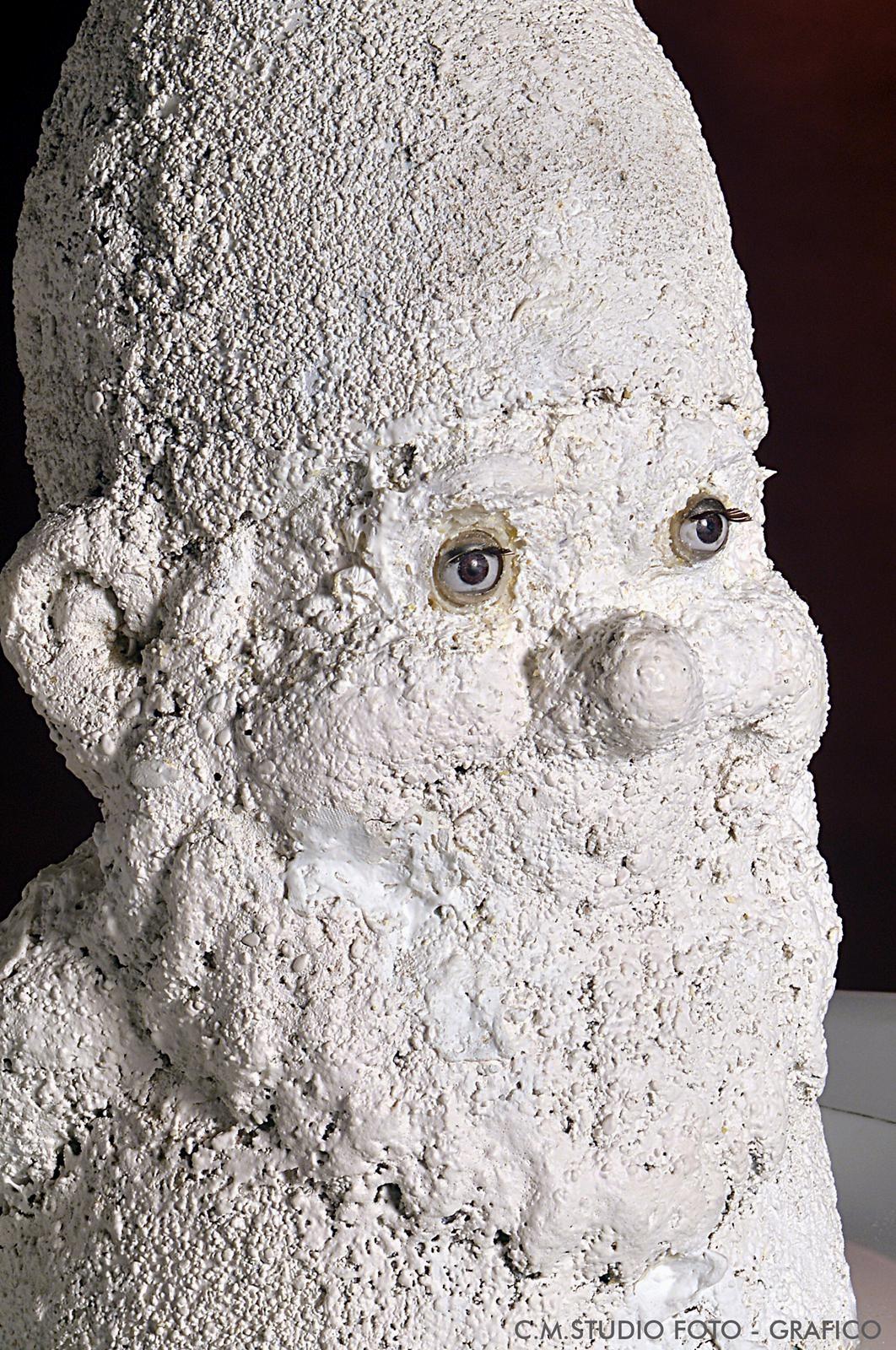 Etajere composto da porzione di nano in resina rivestito in gesso, porzione di dinosauro in materiale plastico, occhi di bambola , elemento in metallo.
Piatto da frutta in porcellana 
Manifattura : Bavaria
Piattino da tè in porcellana 
Manifattura: