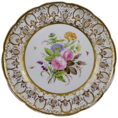 Plat en porcelaine de Nantgarw:: fleurs et insectes:: vers 1815