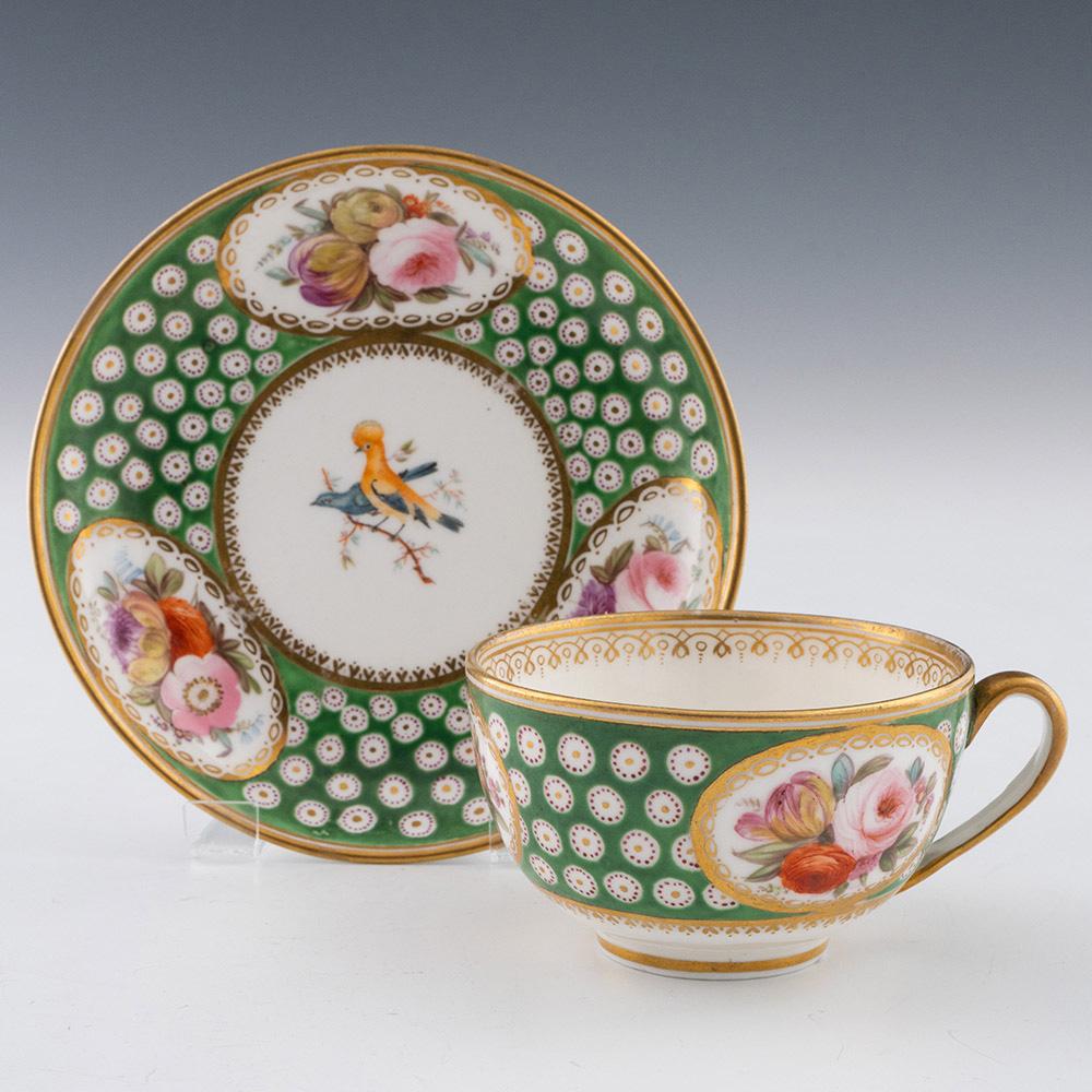 Überschrift : Nantgarw Porzellan Teetasse und Untertasse
Datum : 1818-20
Zeitraum :Regentschaft
Herkunft: Nantgarw, Wales. Möglicherweise London dekoriert
Farbe : Polychrom
Muster : Drei Gartenblumentafeln mit vergoldeten Bordüren und apfelgrünem
