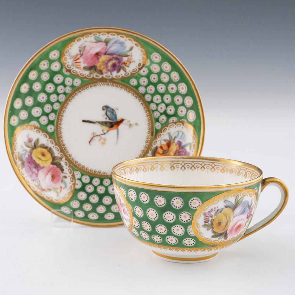 Rúbrica : Taza de té y platillo de porcelana de Nantgarw
Fecha : 1818-20
Periodo :Regencia
Origen : Nantgarw, Gales. Probablemente decorado en Londres
Color : Policromo
Motivo : Tres paneles de flores de jardín con bordes dorados y fondo verde