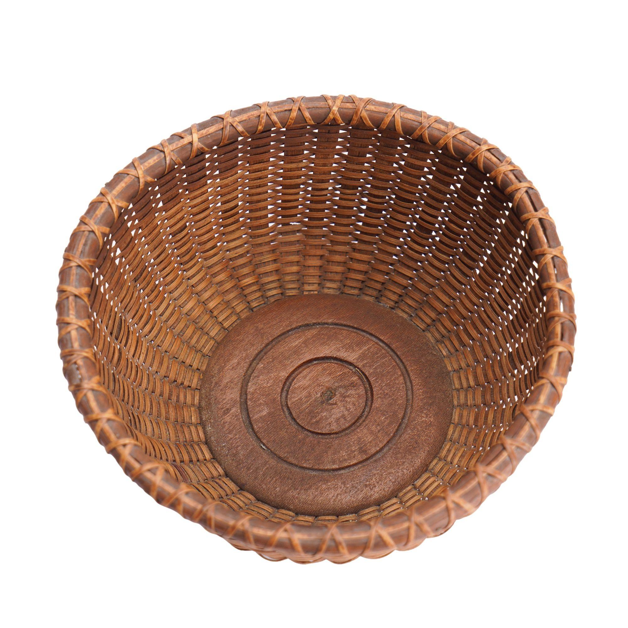 Nantucket basket attributed to the Coffin School, 1900's In Good Condition For Sale In Kenilworth, IL
