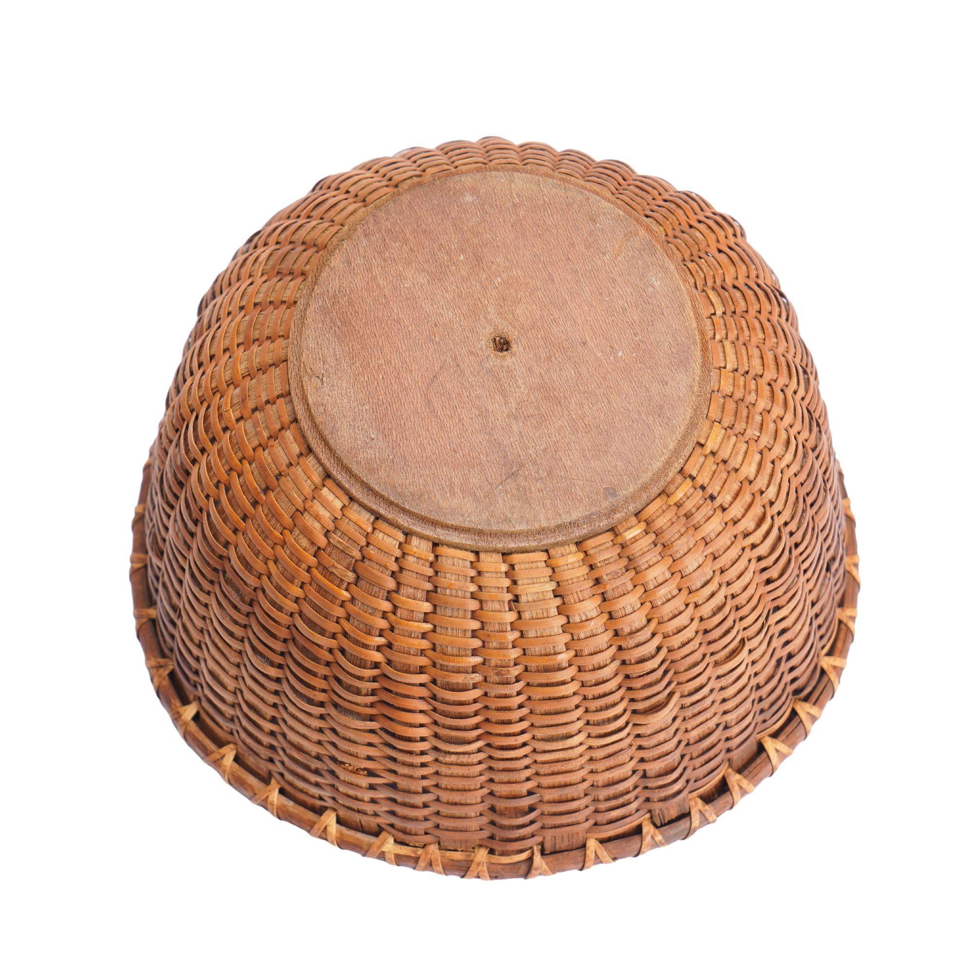 20th Century Nantucket basket attributed to the Coffin School, 1900's For Sale