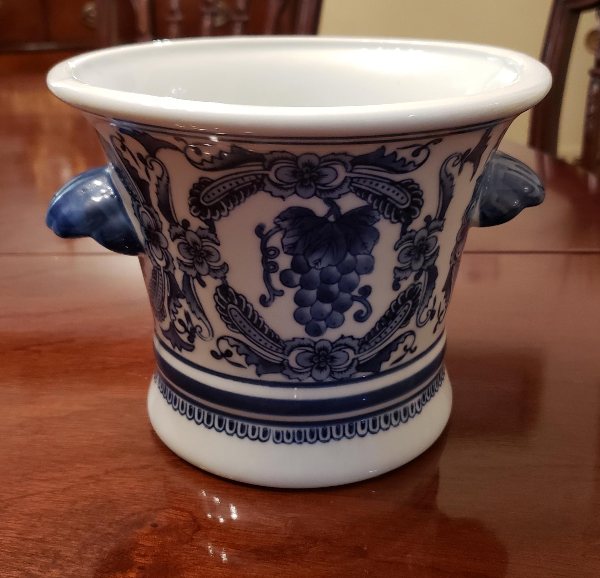 Chinois Urne peinte à la main bleu royal de Nantucket Home en vente