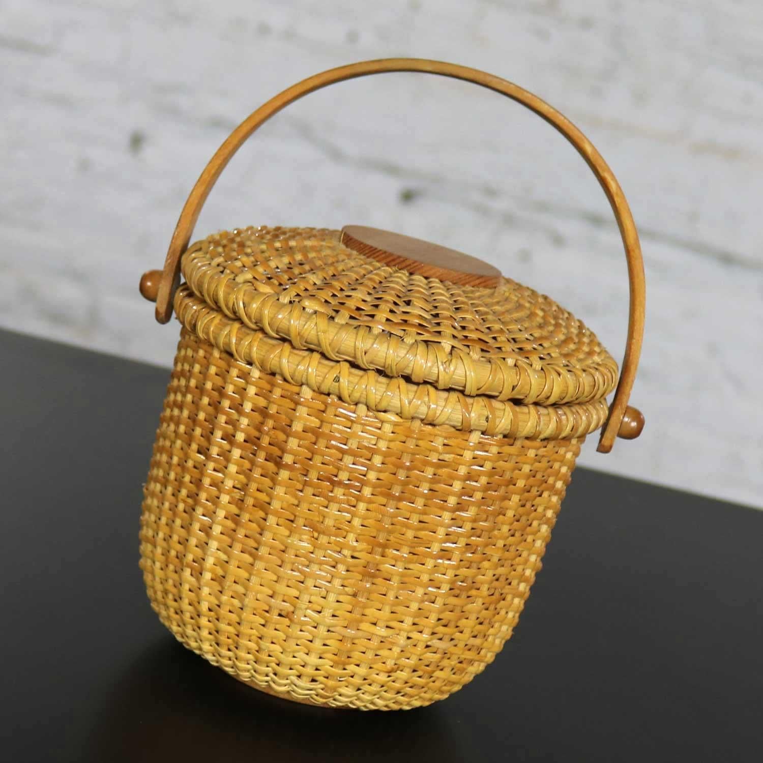 Lovely Nantucket lightship friendship basket round and lidded. It is in fabulous vintage condition with no outstanding flaws we have detected. Please see photos, circa late 20th century.

This beautiful basket is a wonderful example of the