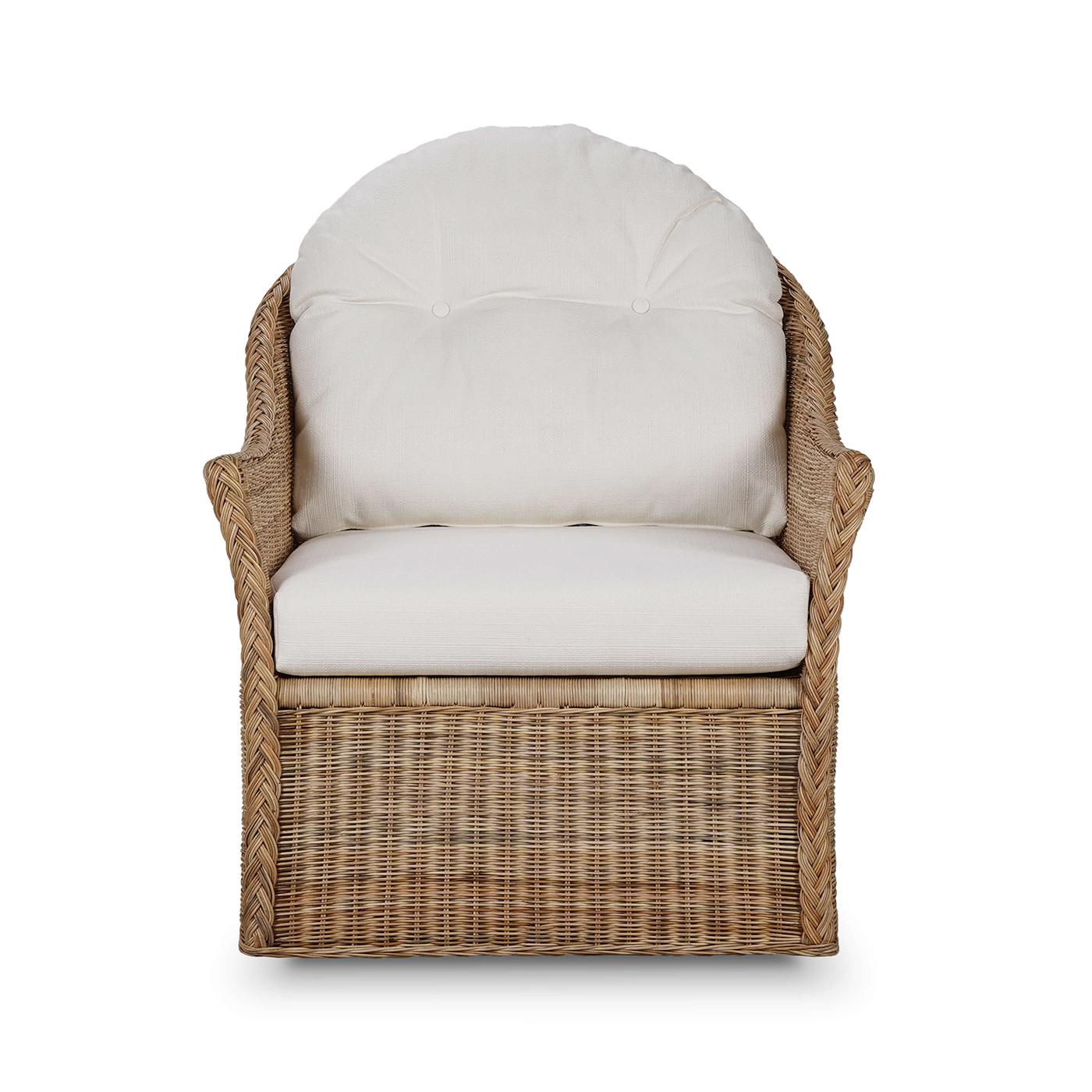 Realizzato in rattan naturale, questo squisito pezzo aggiunge un tocco di raffinatezza costiera a qualsiasi spazio abitativo. Il tessuto performante Arctic Whiting garantisce una lunga durata e un look pulito e nitido. Perfetta per un angolo